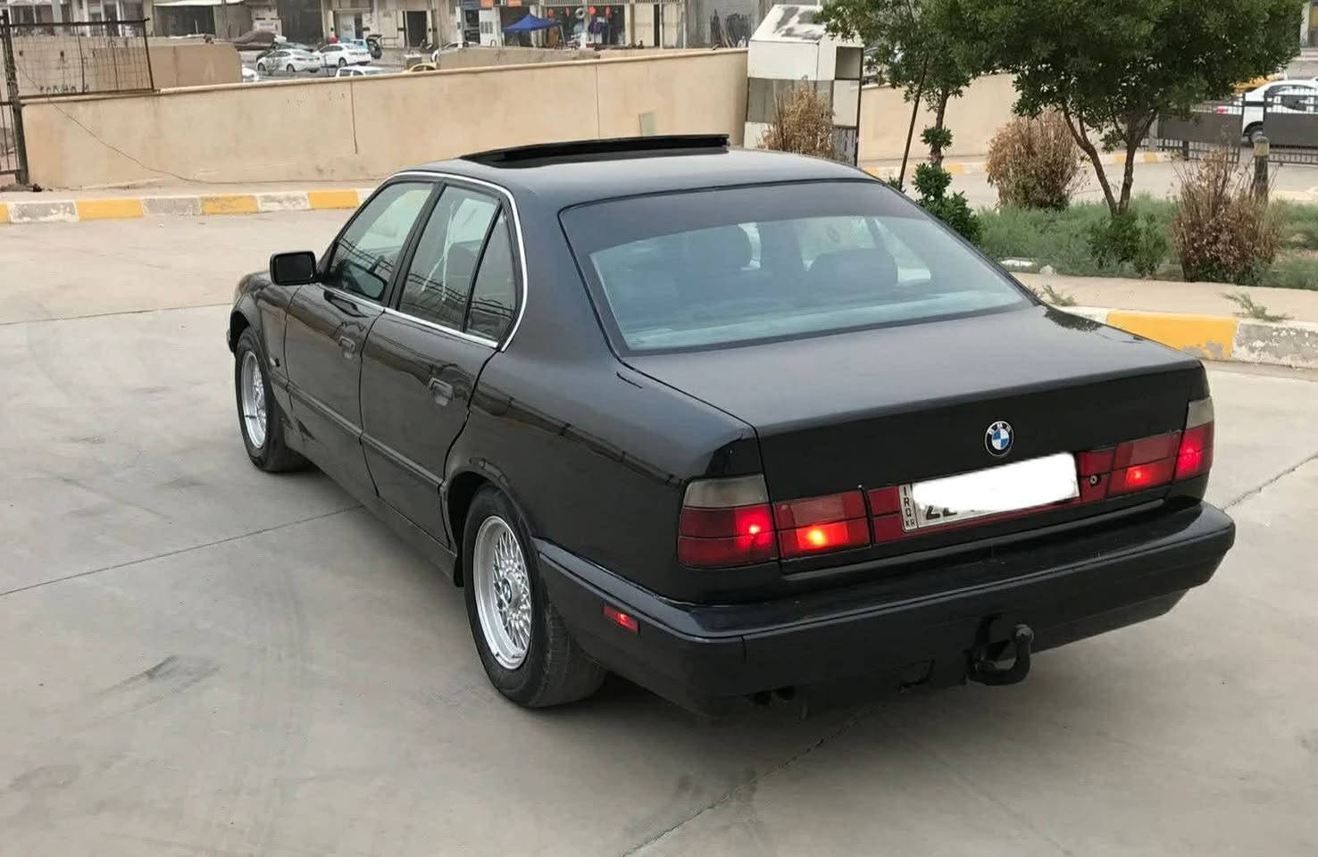 من رخصة الادمن
525/(اصل40! )بليته وسنويه !(اصل40) 
موديل1993
مكينه بي لاستيك ولف فقط
كير اوتو شرط جديد 
مصبوغة جماليه لون أسود ملكي
رقم أربيل سنويه جديده بسمي شرط تحويل
صدر امامي خلفي جديد
تخم تاير ويل
كشنات جلد
صاج ملكي
سلايت 3 طكات
هوك بلادي
لايت سوار + منظومة زنون
تبريد شغال شرط ❄
مري منفصل
دوس m 
كهربائيات كلها شغاله شرط
السعر $60 وبي مجال
مكان سياره فلوجه للستفسار اكثر***********
