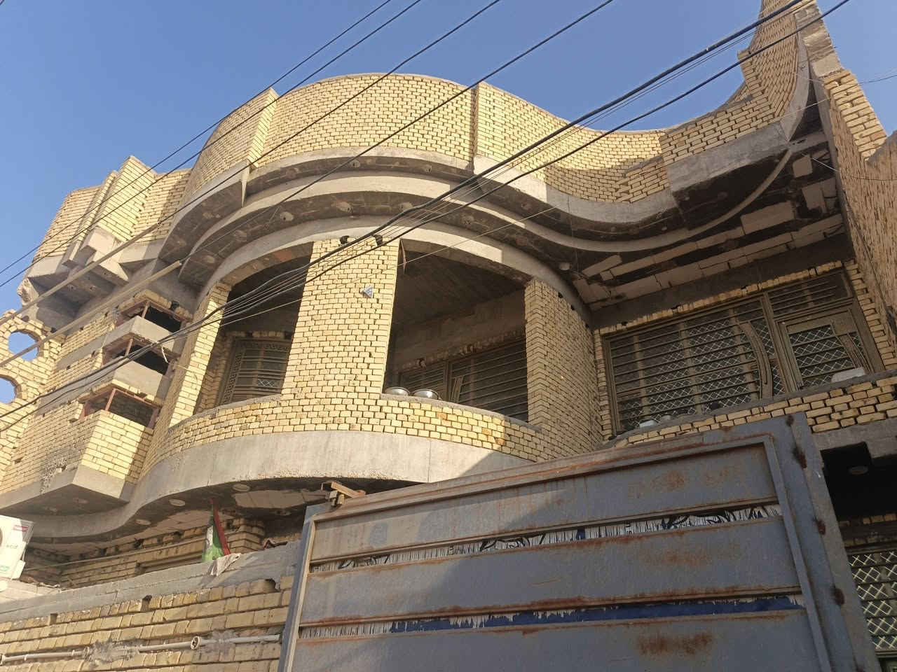 سلام عليكم بيت ناصرية حي تضحيه مساحت البيت 240 البيت مطلوب اسكان  البيت طابقين الطابق الارضي كامل وطابق ثاني هيكل الاستفسار على هاذ الرقم فقط ***********
