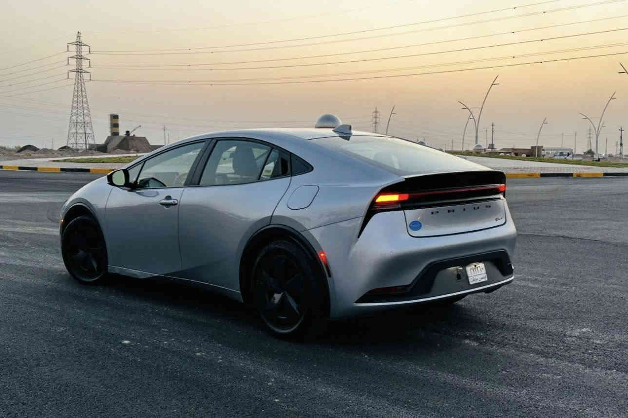 🚘 تويوتا بريوس 2023 – اللون سلفر الملكي 🚘
✨ بصمة تشغيل | بصمة أبواب | إشارات ترحيب | بصمة جنطة | محرك 2000cc | اقتصادية وصاروخ تصميم ✨

📍 الوصف العام:
تويوتا برايس 2023 تجمع بين الفخامة والأداء والقوة في تصميم واحد.
سيارة تلفت النظر من أول لحظة، مظهرها أنيق وصاروخي بنفس الوقت، واللون السلفر يزيدها هيبة ولمعان.
تجربة قيادة فريدة، هدوء المحرك ونعومة القيادة يخلوك تحس إنك راكب أعلى فئة من سيارات تويوتا.

⸻

⚙️ المواصفات الفنية:
 • المحرك: 2000cc قوي واقتصادي جداً بالبنزين — يعطي عزم سريع واستجابة ممتازة.
 • نظام التشغيل: تشغيل بصمة ذكية بدون مفتاح.
 • الأبواب: دخول بصمة أبواب — تفتح وتغلق تلقائياً عند اقترابك.
 • إشارات ترحيب ضوئية عند الفتح – لمسة فخمة وجو استقبال جميل.
 • بصمة جنطة (فرامل إلكترونية) – راحة وأمان أكثر أثناء التوقف.
 • ناقل حركة أوتوماتيكي ناعم جداً – نقلات سريعة وسلسة بدون أي اهتزاز.
 • مكيف تبريد قوي جداً – تبريد فوري ومناسب لأجواء العراق الحارة.
 • تصميم داخلي فاخر:
 • مقاعد مريحة بتفاصيل أنيقة
 • شاشة وسطية ذكية مع كاميرا خلفية واضحة جداً
 • تحكم كامل بالمقود
 • أنظمة أمان حديثة: وسائد هوائية – حساسات خلفية – نظام ثبات إلكتروني

⸻

🌟 الإيجابيات:

✔ تصميم عصري ورياضي يخليها مميزة عن باقي السيارات.
✔ اقتصادية جداً بالوقود رغم المحرك القوي.
✔ اللون السلفر يعطيها مظهر راقٍ وما يبين الأوساخ بسهولة.
✔ تويوتا = اعتمادية، متانة، وسهولة صيانة.
✔ سيارة تجمع بين الأناقة والعقلانية – تناسب الشباب والعائلة بنفس الوقت.

⸻

📞 للتواصل: ‎(‭٠ ٧٧١ ٦٥٧ ٠٩٣٧)

📍 الموقع: ‎(صلاح الدين– سامراء )

💬 لا تفوّت الفرصة! سيارة نظيفة جداً ومواصفاتها تخبل، الجاد يتواصل – والله يرزق المشتري

الضرر كما موضح مع الصور بجم كبس 

السعر 166
