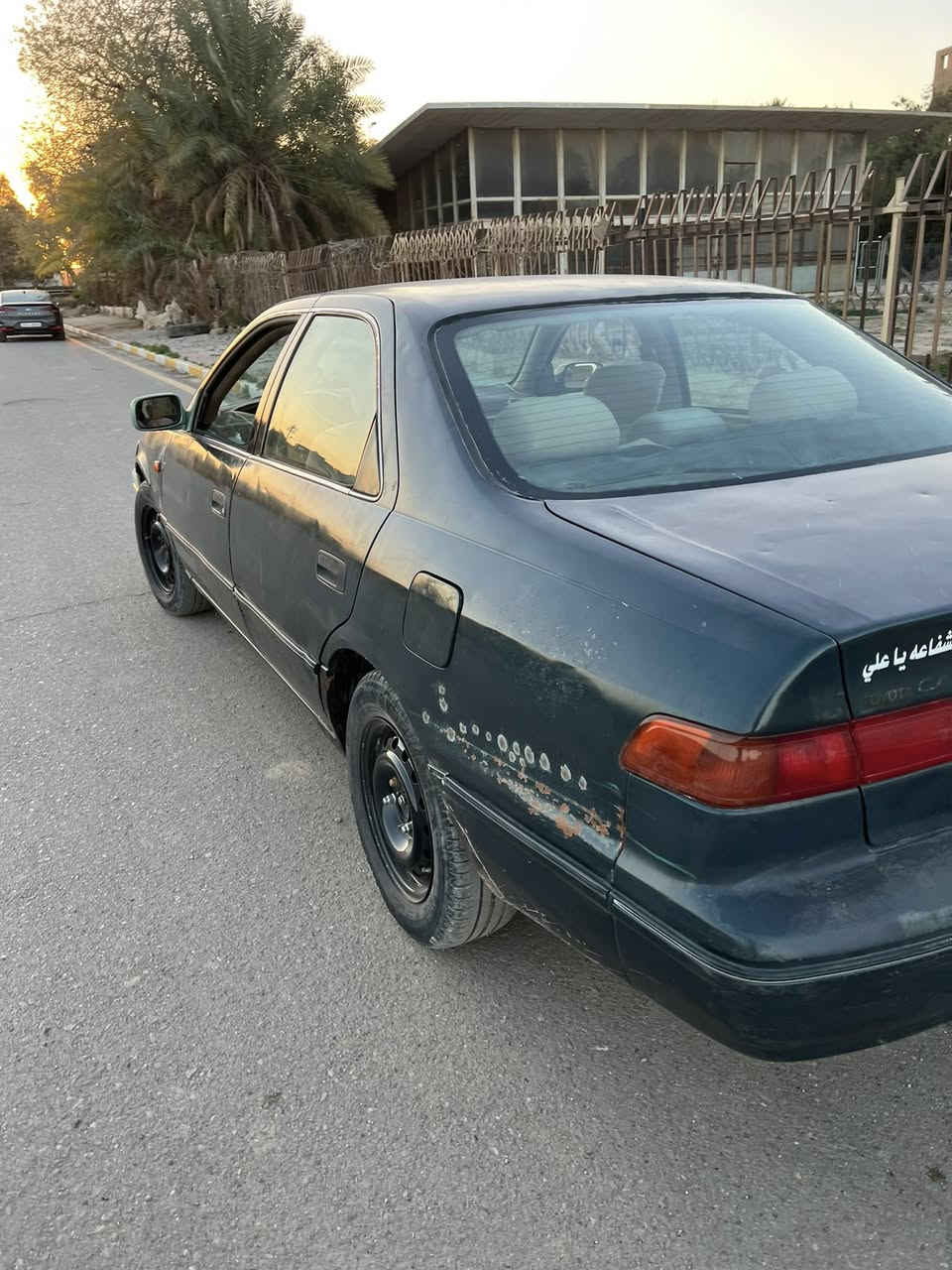 السلام عليكم كامري موديل 2000  مزاد مكينه 2200 كمرك وظريبه كله كامل بس تروح تشد رقم  بابل ***********
