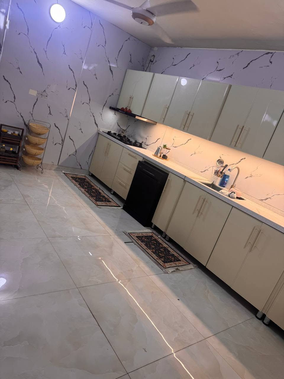 إعادة نشر بسبب الوعود دار للبيع طابو صرف في الصويره حي الحسينية شارع المواكب مقابل محل ادوب الخيكاني داخل دربونه عرضها ٣م مساحة البيت ٣١٥ م طابق واحد يحتوي على ٣ غرف نوم واستقبال ومطبخ وصاله و٣ صحيات للأستفسار الاتصال على الرقم *********** او وتساب
