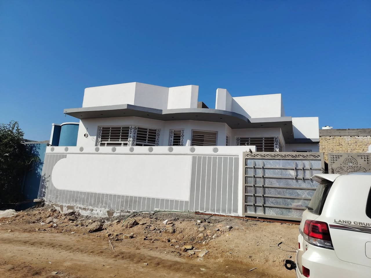 السلام عليكم بيت للبيع حي الثقافي خلف مطعم أيوب شارع البيت رئيس الجامعه قرب جداريه يحتوي على غرفه النوم عدد ٢
وصاله كبيره
ومطبخ بارد وحار عدد ٢
استقبال كبيره
حمامات خارجيه وداخليه
طابق واحد البيت باقي للبيت شي كلش قليل ويكمل يعني فد خمسه مليون ويكمل 
زراعي ملك صرف عثماني بسمي
والمنطقه مشموله بجهد الخدمي بكامل وحاليا جاري العمل فيها مجاري كهرباء ماء تبليط
المساحه 12×20 مجموع 240 متر
السعر ١٤٥ 
الاستفسار ***********
السلام عليكم بيت للبيع حي الثقافي خلف مطعم أيوب شارع البيت رئيس الجامعه قرب جداريه يحتوي على غرفه النوم عدد ٢
