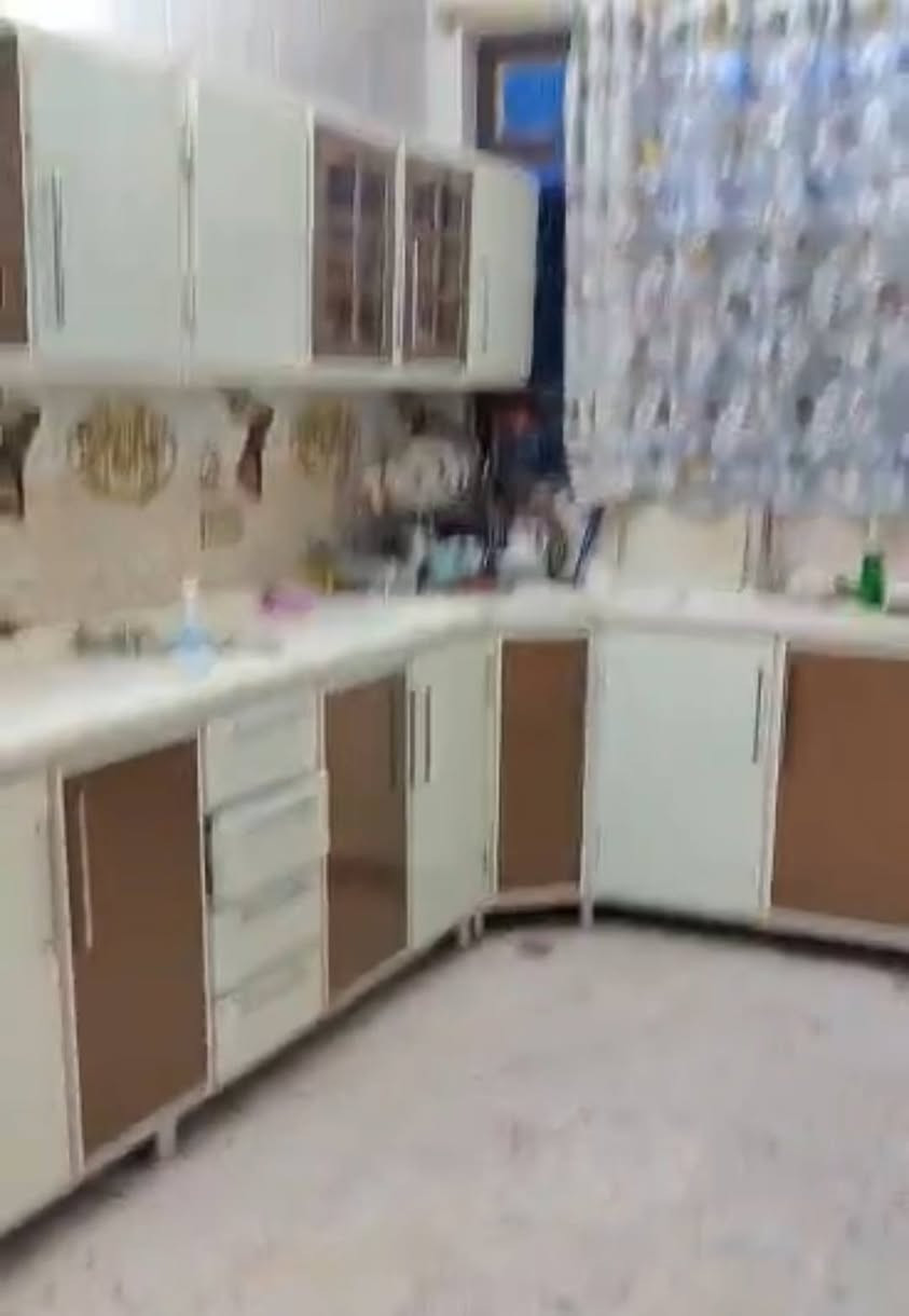 للبيع فقط بيت مساحه ١٥٠ متر وجه ٧ متر ونص ونزال ٢٠ بناء جديد ٢٠٢٠ طابقين طابو صرف بسم واحد فقط يتكون من تشجير أمام البيت مدخلين صاله ومطبخ وخدمات وحولي وغرفة نوم وترك وطابق ثاني ٣ غرف نوم وخدمات وحولي وطابق ثالث بيتونه وسطح أرضية البيت مرمر مكانه حلو ومميز حي العباس قرب بانزيخانه حي العامل سعر مناسب انشالله للاستفسار مكتب دارك للعقار واتساب *********** ***********
