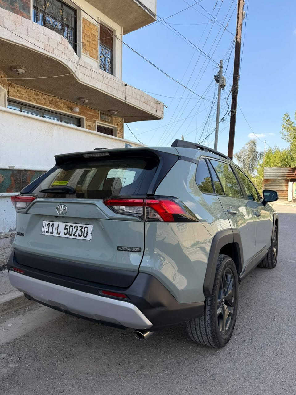 السلام عليكم. تيوتا راف فور موديل 23 وارد امريكي موصفاته معروفه السنوار مرفق مع الصور عارضه 230 ورقه وبيه مجال رقم بغداد الدولي  المكان بغداد العامريه الاتصال مع صاحب السياره اني مكلف بلنشر بيع او مراوس براف فور هايبرت ***********
