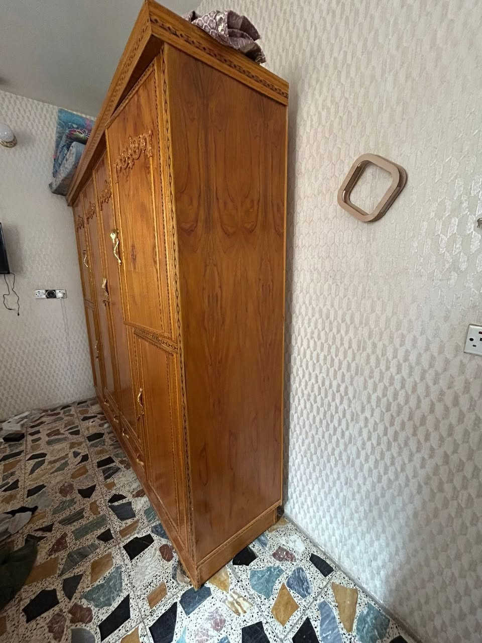 السلام عليكم غراض بيت للبيع 
دوشك غير مستخدم بالجيس بعده سعره ١٢٠ وبي مجال بسيط 
والكنتور استخدام قليل سعره ٢٦٠ وبي مجال بسيط أربع أبواب 
*********** بي واتس
