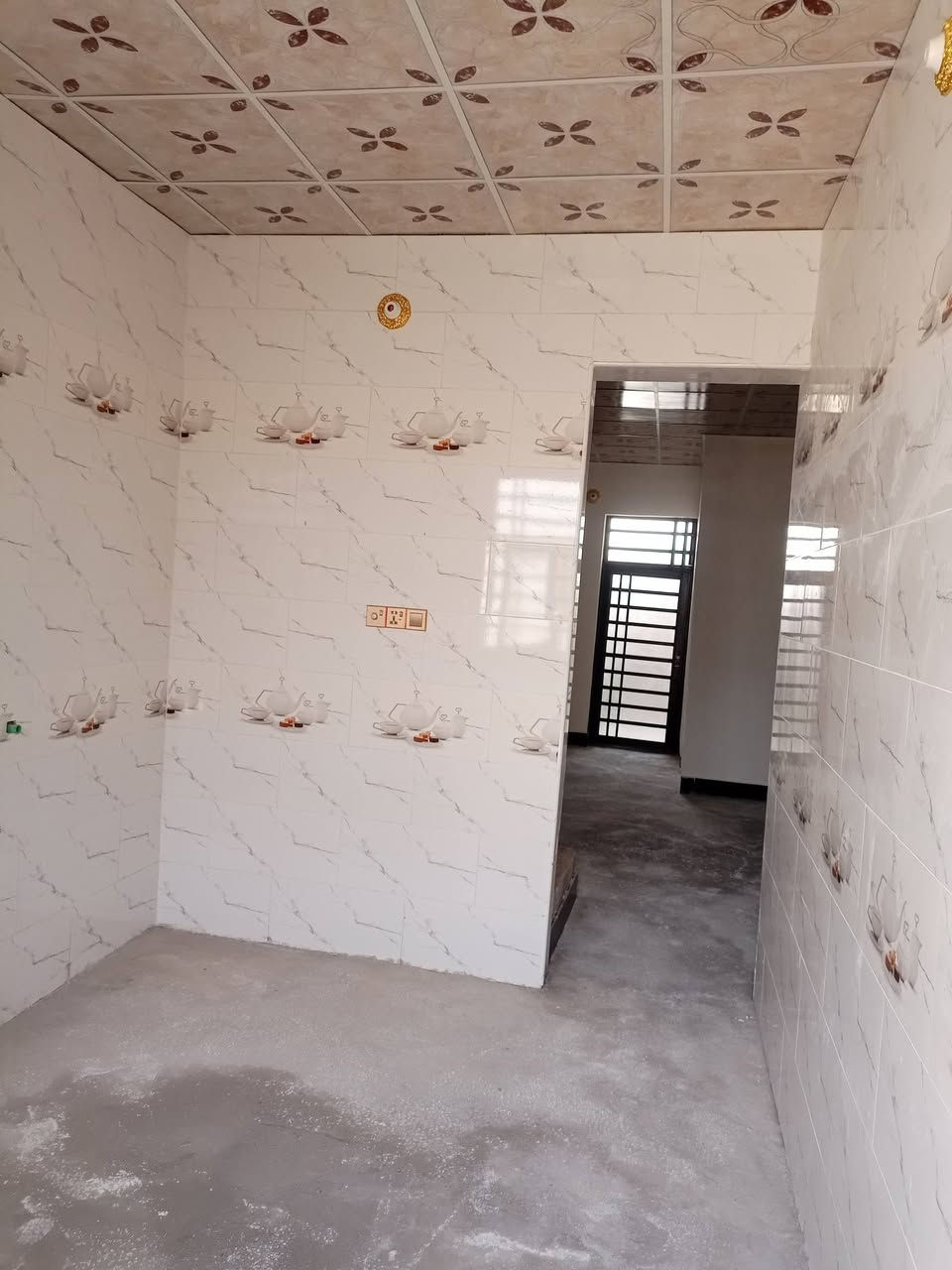 بيت 100 متر للبيع في شارع المطار القديم مقابيل اسواق السفير بناء بلوك الكاع تجعيب طابوك  والسقف صب كونكريت  السعر 28 وبي مجال بسيط للاستفسار الاتصال على ***********
