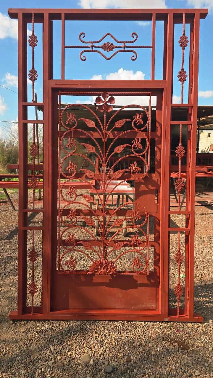 السلام عليكم للبيع ابواب 
حديد تكمه باب كندور قياس 155*270 )باب المطبغ155*215
***********
