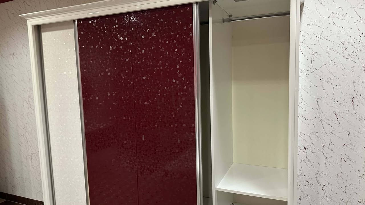 غرفة نوم مكون من ٩ قطع شغل نجار خاص بشرط المتانة والنظافة ١٠٠% اذا بي خدش واحد لاتاخذه  وبسعر مناسب ان شاء الله  اتصل واتساب بالرقم ***********
