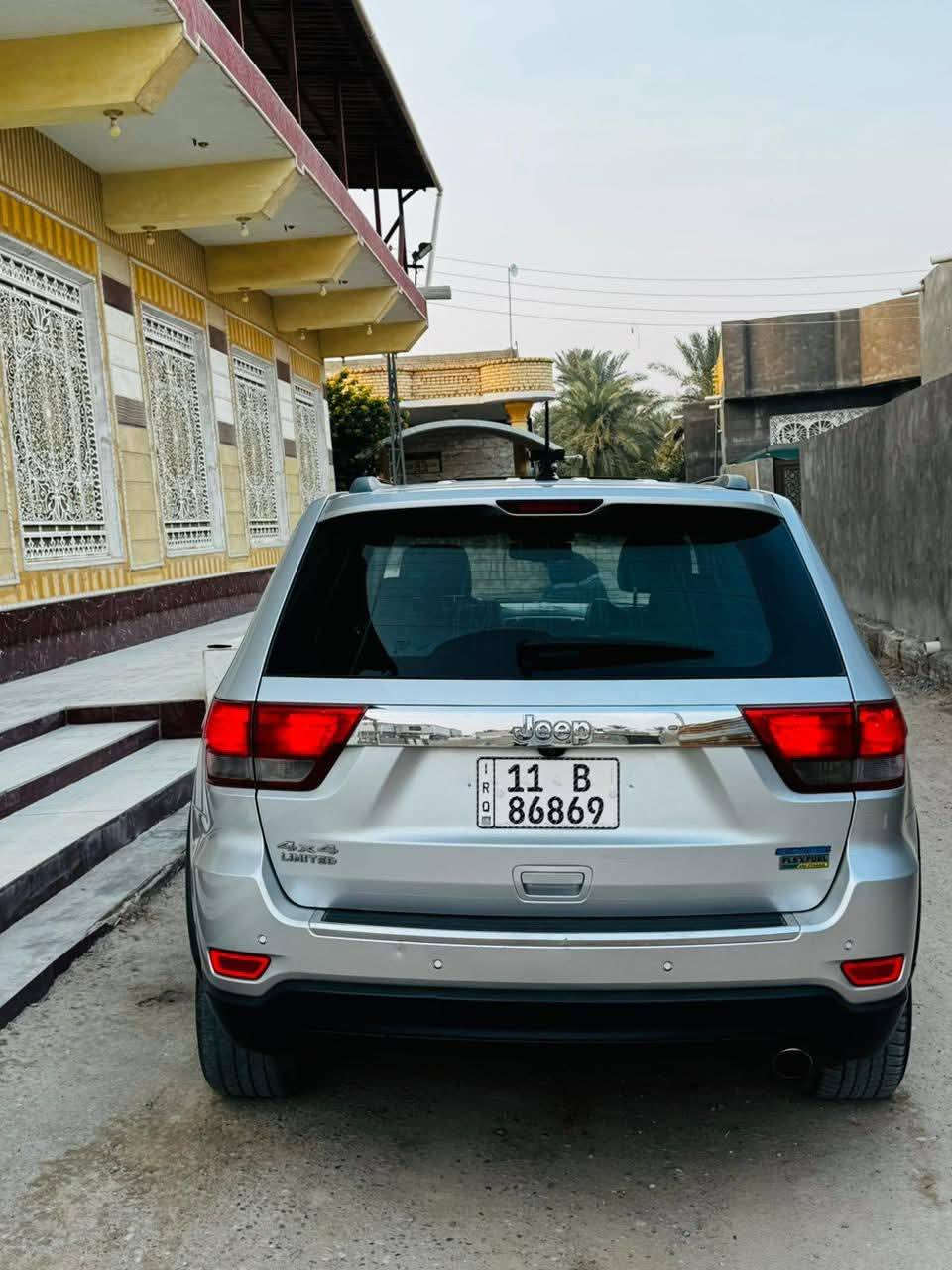 السلام عليكم 
من رخصة الادمن والقائمين على هذا الكروب المبارك 
جيب كراند شيروكي لميتد فول مواصفات  ٢٠١١ كفاله من ضربه او صبغ بيها شبر بارد بخشم الجاملغ الايسر فقط السيارة جاهزة كير مكينه تبريد تدفئه وتدفئه بالكشنات تخم تاير كهربائيات كلها شغاله فتحه بانوراما الارضيه مغلفه جلد سماعات دمام وهواي مواصفات موجوده ومعروفه مواصفات اليمتد والسونار موجود بالصور  
السعر ١٦٣ وبيها مجال قليل العنوان البصرة 
للتواصل على الرقم (***********)
الشرای یتصل وبالخدمه
