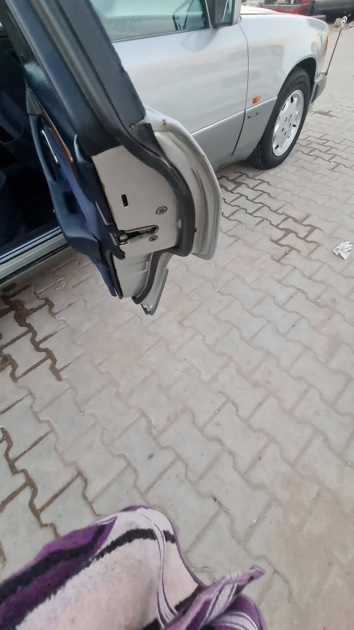السلام عليكم سياره مارسدس دب بلادي مكفوله من اي ضربه بلدي خراطيم عدل حداديه ومكينه وكير جديد مراوس بسياره مارسدس كاز ونيسان المكان بابل الحمزه الغربي الستفسار ***********
