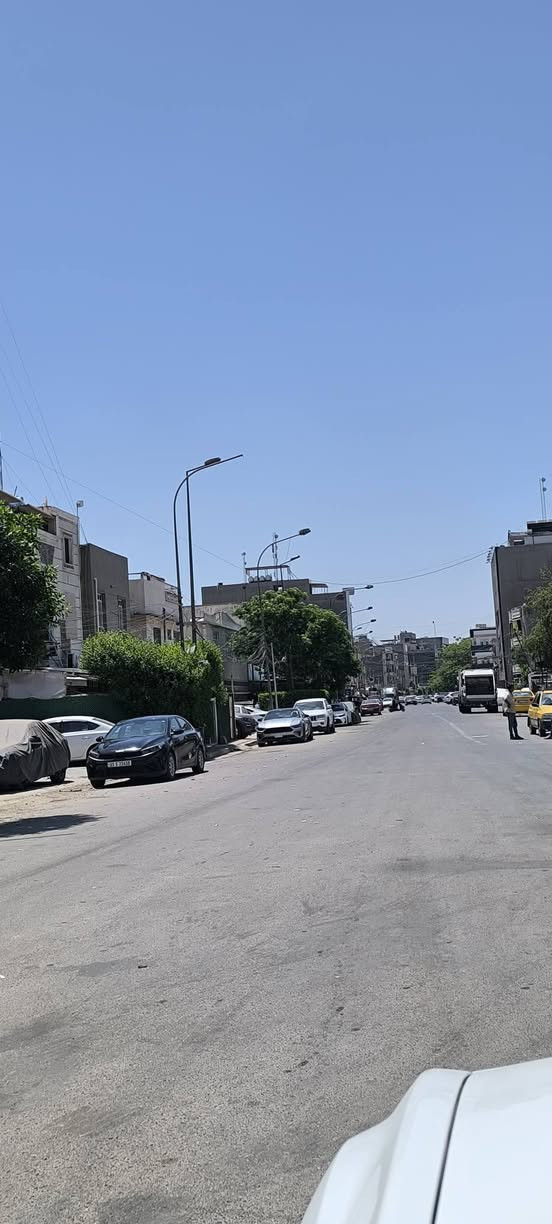 دار عكادة للبيع المساحة 70م.. واجهة 4.10. نزال 17.25..الاعظمية نهاية شارع الضباط..عرض الشارع 16 متر ..شارع هادئ جدا لا يوجد مقابله بيوت ..صالح للسكن الاستثمار. ..لتفاصيل اكثر التواصل على الرقم ***********
