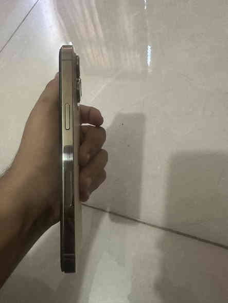 ايفون 14 برو ماكس ذهبي. ( أمريكي) يعني بدون سيمكرت فقط الكتروني مبدل شاشة    بطارية 88 اصلية.   الهاز كامل شغال و علفحص  بدون كارتونة  السعر 500 و بي مجال للاتصال *********** مكاني بغداد الطوبجي
