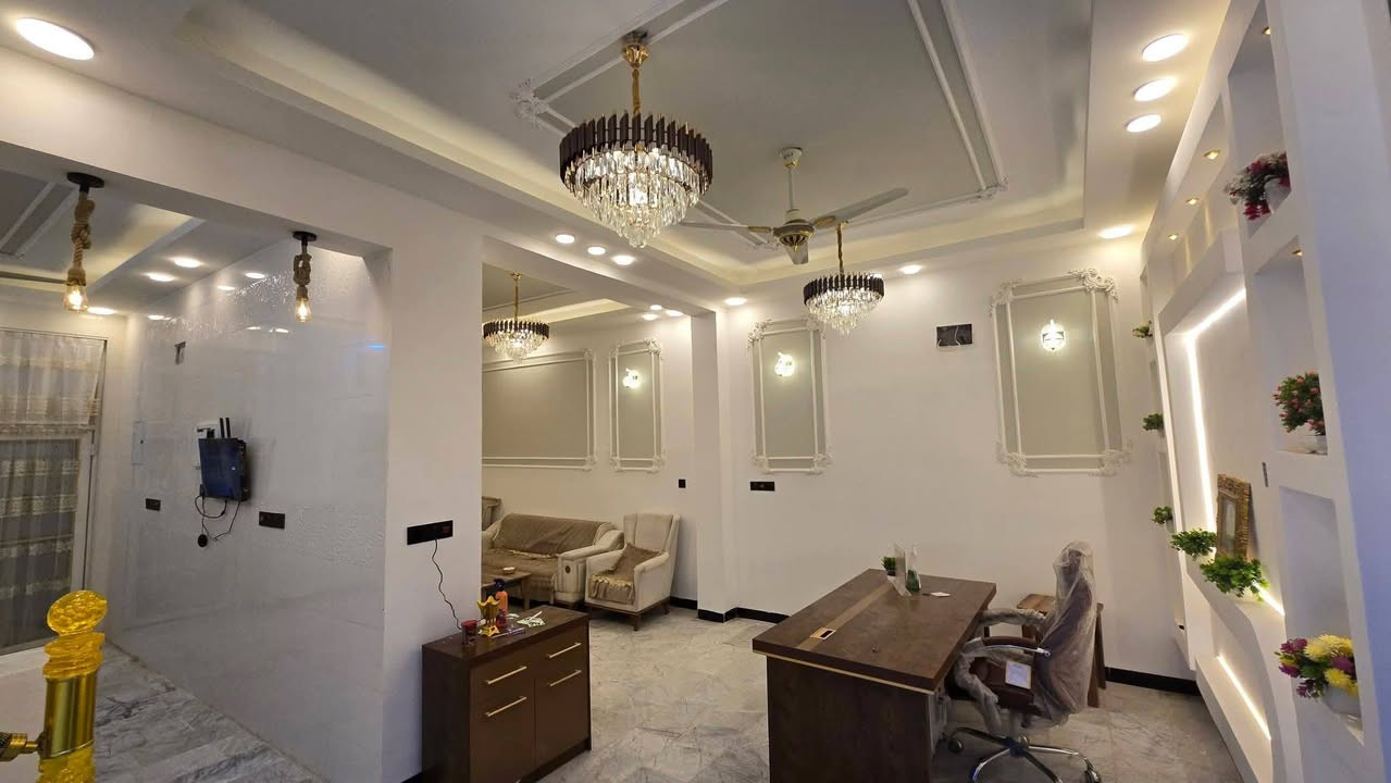 بيت للبيع في كربلاء.          حي العباس. قريب للامام العباس ع.            مع الأثاث 
مساحة.     100متر طابقين 4 غرف نوم 
كافة الخدمات.  تبليط مجاري ماء كهرباء 
سند.  25 
بناء جديد بعده مامسكون 
طابوك جمهورية كونكريت مسلح صب مركزي 
للمزيد من الاستفسار ***********
                            ‏‪077-337-30565‬‏
