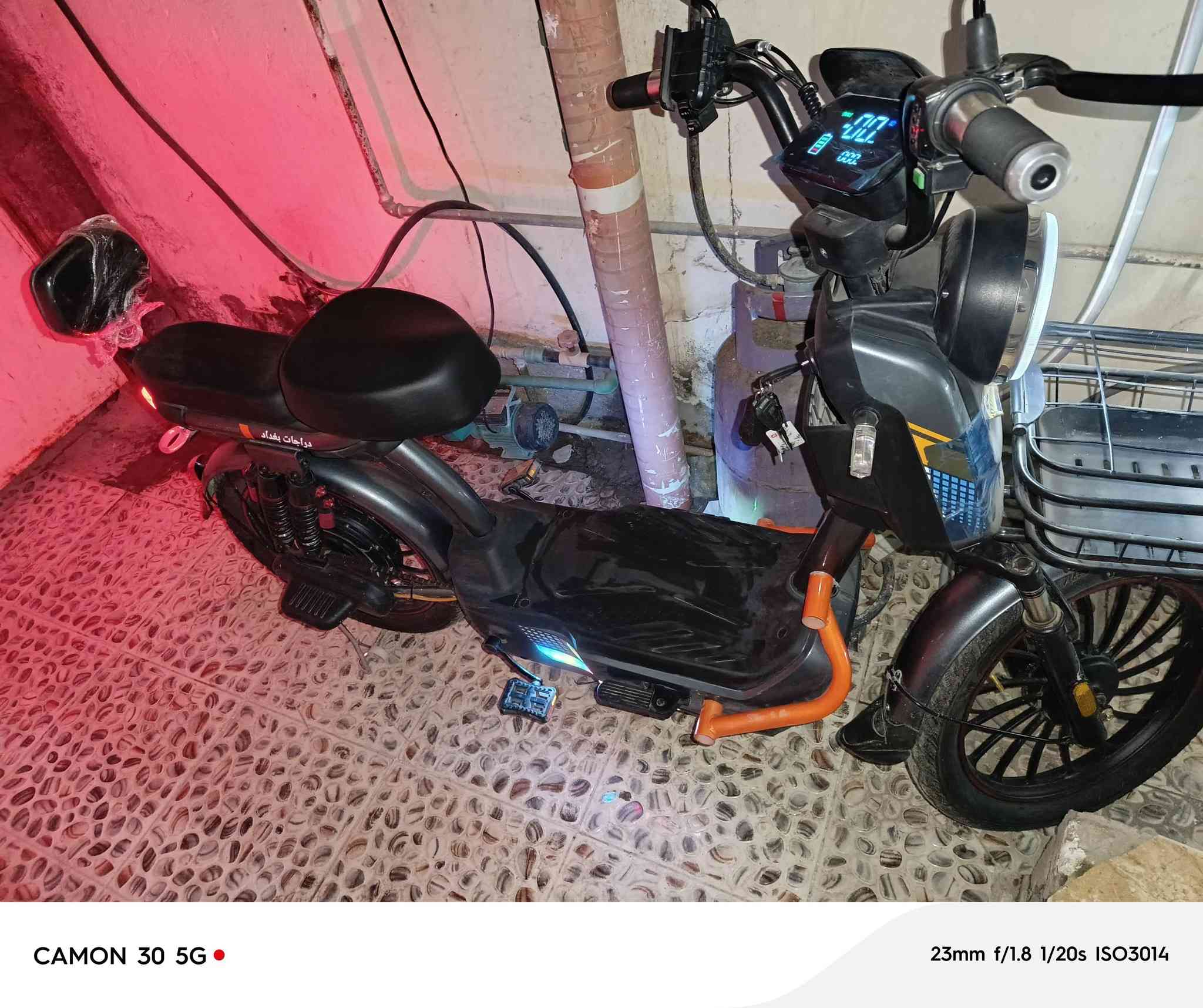 السلام عليكم دراجة شحن حجم 20 جديدة ماماشية زيرو 5 بطاريات دراجة توني ماخذهة مستعجل على بيعتهة السعر 600 وبيهة مجال للشراي تواصل ***********
