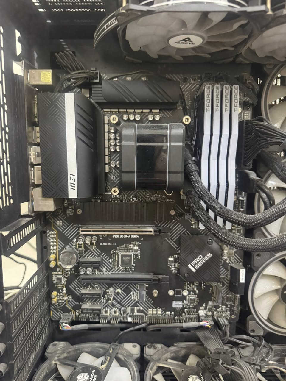 حاسبة للبيع كاملة او تفصيخ 
1-Gpu Rtx 3070ti ASUS tuf 
475 الف قفل 
________________________
2- m.b + cpu + cooler 
B660 msi pro + i5 12400f +240 كولر 
350 الف 
________________________
Power 700w fsp 
75 الف 
________________________
Ram t force 8x4 32gb 3600hz
سعر الكت 16gb 135 الف قفل 
________________________
شاشة Aoc 
2k 170hz
27 حجم
السعر 225 الف قفل 
________________________
سعر القطع مليون و 395 
تاخذها كامل احسبلكياها مليون و200

اي استفسار خاص 
***********
واتساب او اتصال 🤍
