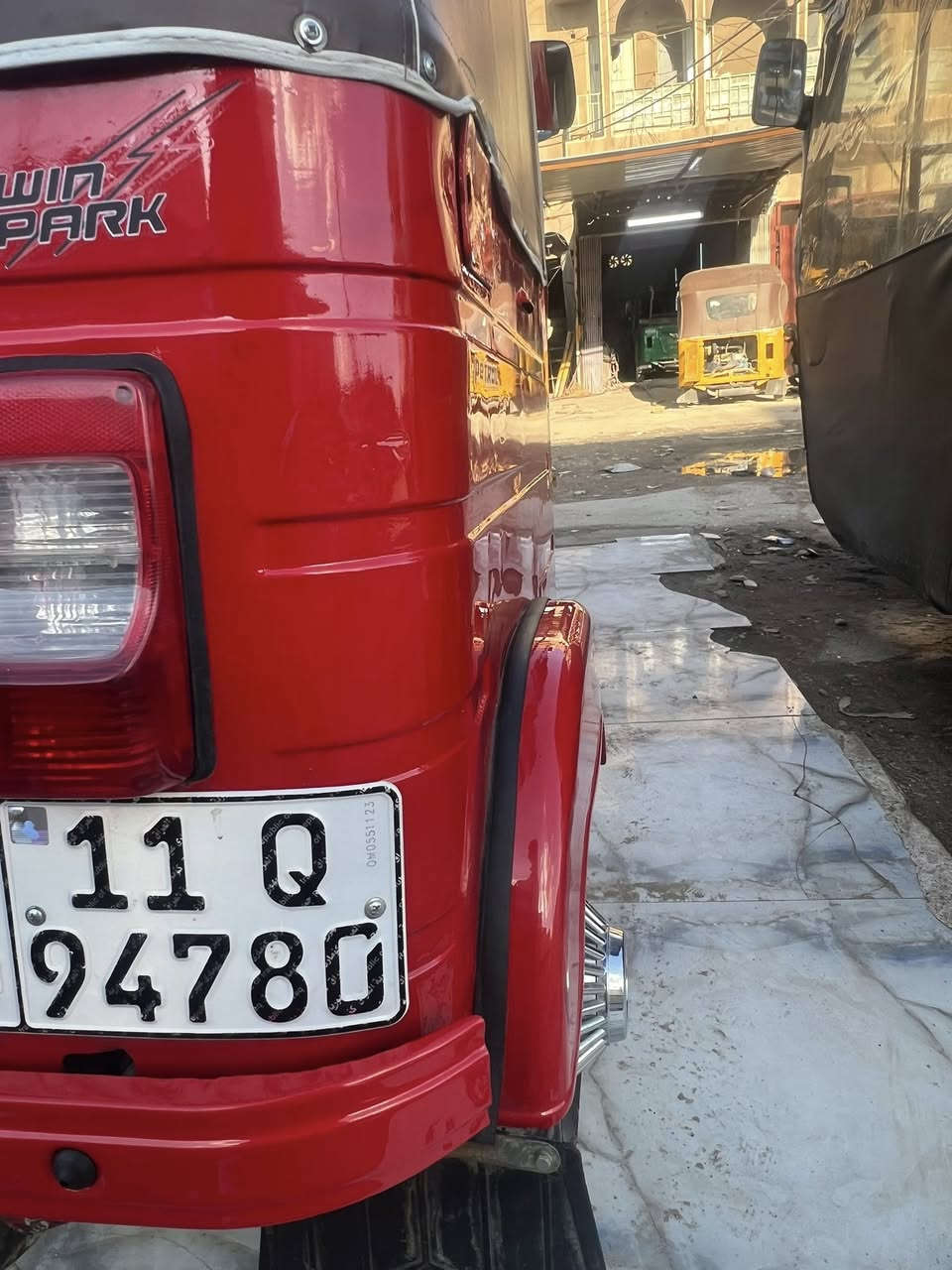 السلام عليكم. تكتك باجاج للبيع مخدومه بالكامله ومصبوغه عام جماليه موديل 2017 محسوبه على ال 18 كلجات كير محرك مكفول لا تبخير ولا تنقيص التكتك جاهزه ربع دينار مينصرف عليها كبات دوشمه مسجل نيكلات دركه اريلات بالعافيه على المشتري السعر 4800 مكاني البياع الشرطه الخامسه  غير متواجد على النت الشراي يتصل على الخط ويدلل ***********
