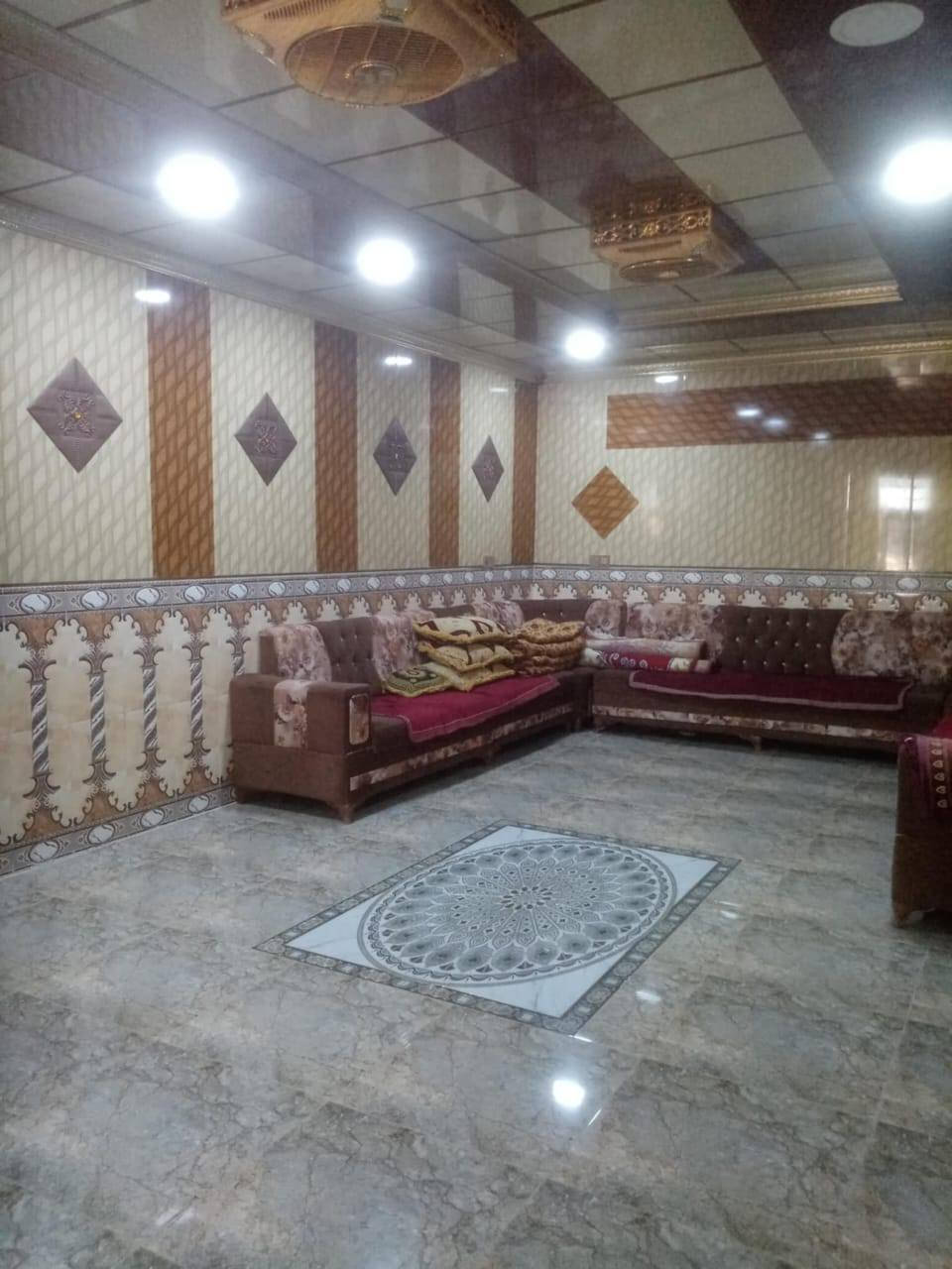 للبيع بيت مساحته 300م يحتوي على 2غرف نوم وصاله واستقبال ومطبخ وصحيات وحديقه وكراج  سياره
الشهامه شارع الحلابسه
واصل كافه خدمات 
ماء كهرباء تبليط 
زراعي السعر 45
***********
***********
