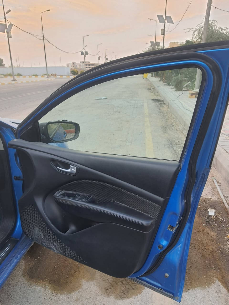 السلام عليكم 
دوج دارت للبيع موديل ٢٠١٦ 
4 اسلندر ٢٤٠٠ باسمي رقم بغداد المحرك كايم رقمي ***********
