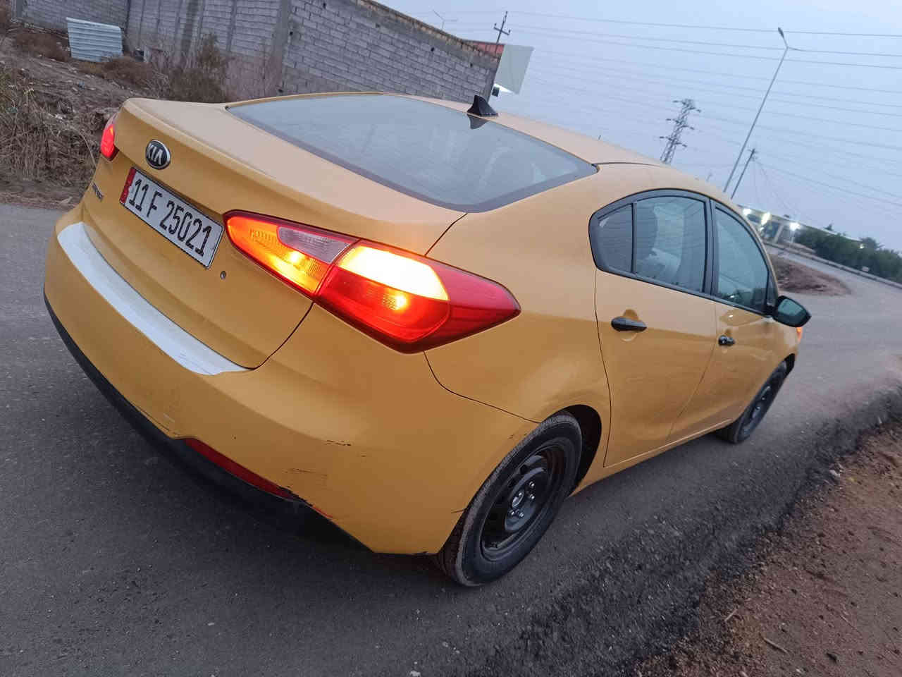 السلام عليكم كيا فورتي 2015 وارد امريكي جاملغ وباب حادث بسيط بدون دواخل مكينه 2000 دوش مصفره هيئه وغرامات سعر 105 بيها مجال بأسمي *********** ،***********
