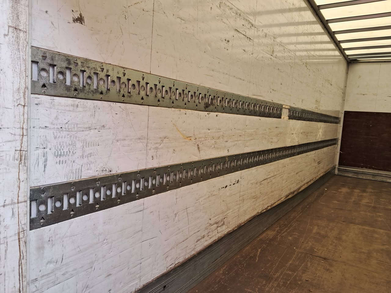 بودي كامل للبيع مع كابين ٧ وربع هاتف ***********
