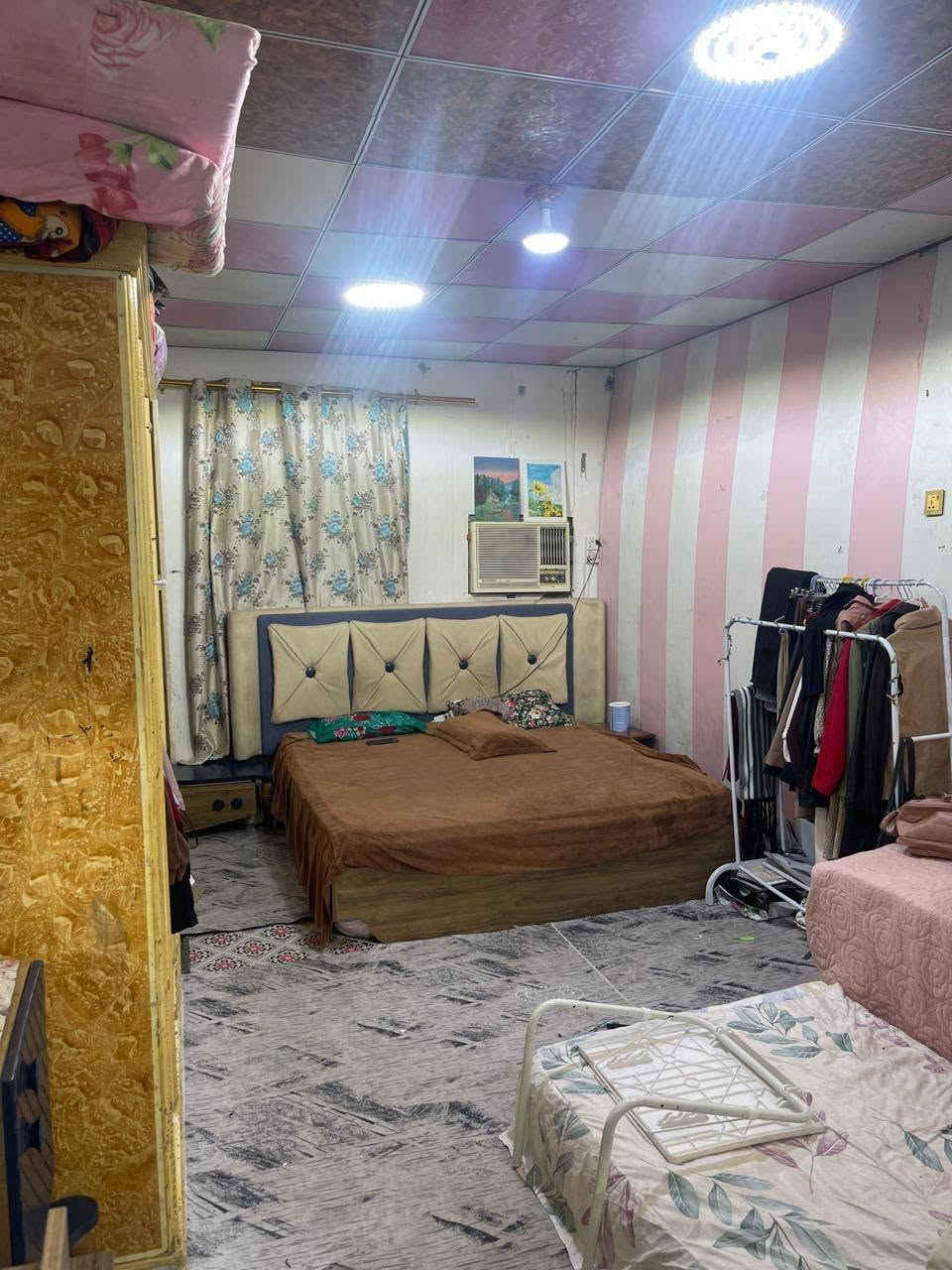 السلام عليكم بيت للبيع القبله حي القائم قريب سوق المصطر على شارع 20 متر المساحة 100
متر طابقين الطابق الارضي كونكريد الطابق الثاني ساندويج السعر 115 مليون  هاتف ***********
