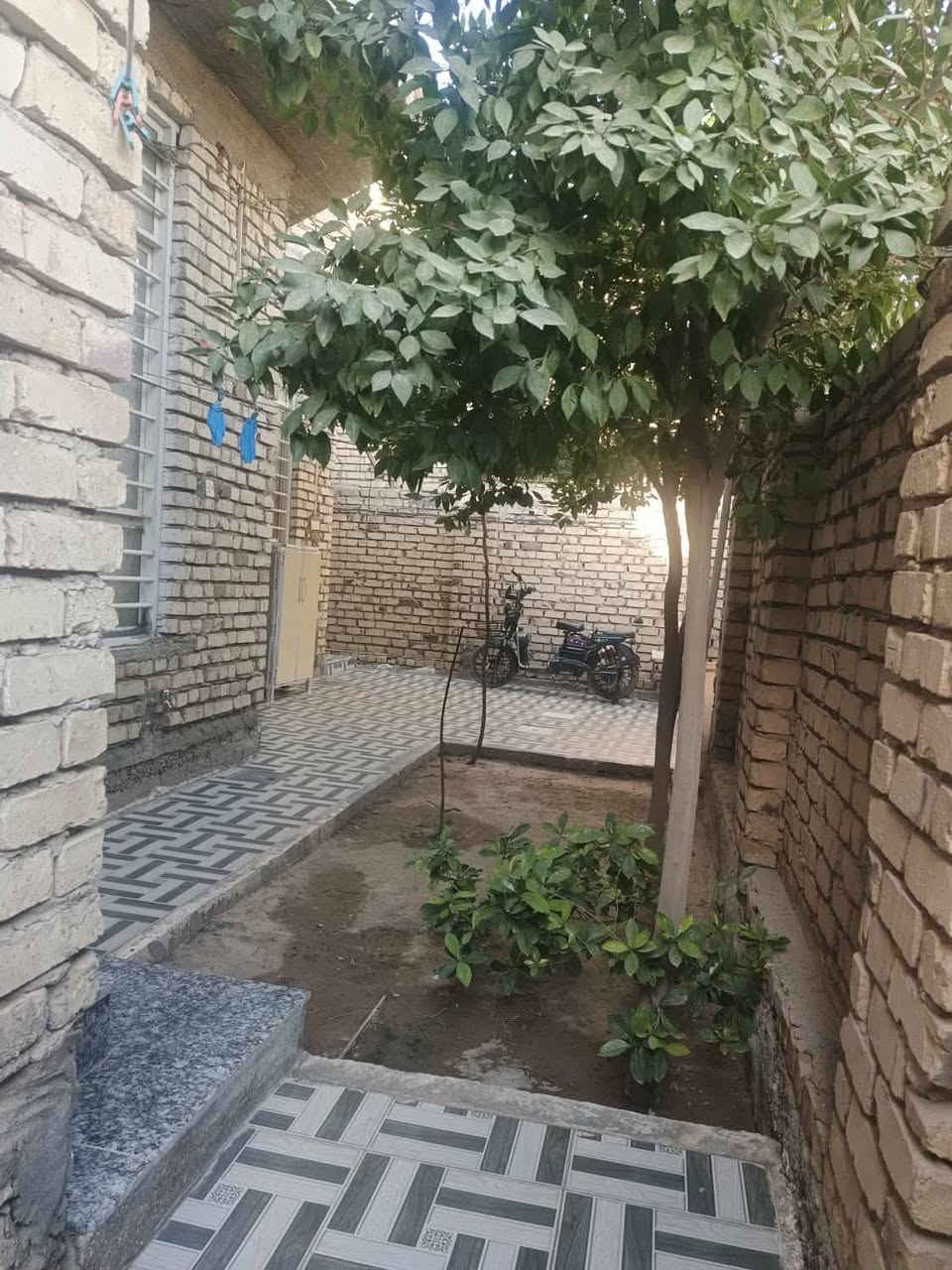 السلام عليكم .دار للبيع طابو زراعي سند 25 .العنوان الحمزة الغربي .الجمعيه الزراعي قريب على بيت ناطق الطريحي موقع مميز ...المساحه 200م الواجهة 15م ونص... يتكون من غرفتين نوم واستقبال وصاله واسعه ومطبخ حار وبارد وصحيات داخلية وخارجية .البيت نضيف جدا بناء حديث وجديد ..طابوق والسقف صب كونكريت .السعر 190 قابل للتفاوض .للشراء تفضل خاص او اتصل ب *********** بي واتساب
