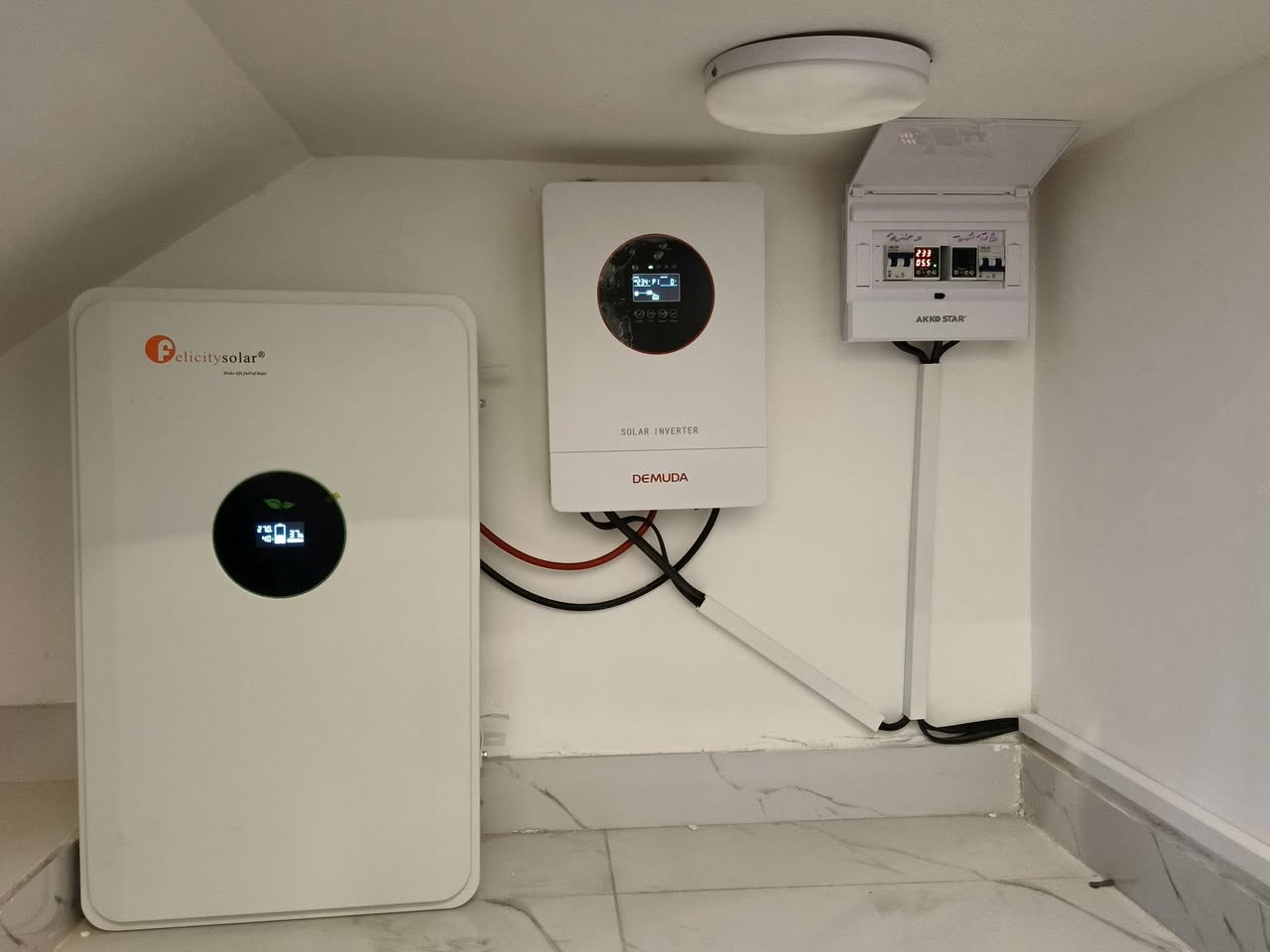 سلام عليكم ورحمه الله وبركاته

دار  وبتلو للبيع  المساحه  الكليه ٣٥٠ م طابو ملك صرف وحتى السند بعدني ممستلمه وممسحوب عليه ١٠٠٠ دينار صافي من كلشي 
نزال ٢٥  واجه ١٤  علمآ صار شهرين من كمل بناء الدار والحمدالله 
مساحه الدار ٢٢٥ م   ومساحه البتلو ١٢٥ .. علمآ دار مكون من طاقه  يعني انسه اطفاء كهرباء بالبيت 
يتكون الدار من طرمه  وحديقه خارجيه  استقبال  وغرف نوم كبيره عدد ٥ ومطبخ وصاله كبيره وحديقه داخليه ومناور عدد ٢  وحمامات عدد٢ وسطح كبير وصغير..
بتكون الدار من  تأسيس خطين ماء والمجاري من المصري اصلي وكهرباء ٣ خطوط فنار الاصلي ظمان.  وسستم كامرات الاصليه شبابيك المنيوم  وشبايبك PVc..والمحجر زجاج... وبوب حديد ابو كتيبه ٢٥ سم  وجام كله ابو ٦ اسود ماكو شي بي نقص 

موقع الدار..الخالص حي الظباط  بدايه منطقه دليم ..ثاني فرع..المنطقه يتكون فيها ماء ومجاري وكهرباء والتبليط عن قريب للاستفسار اكثر  للا تصال على رقم***********  واتساب..او على خاص..واني الممنون تحياتي لكم جميعآ..
