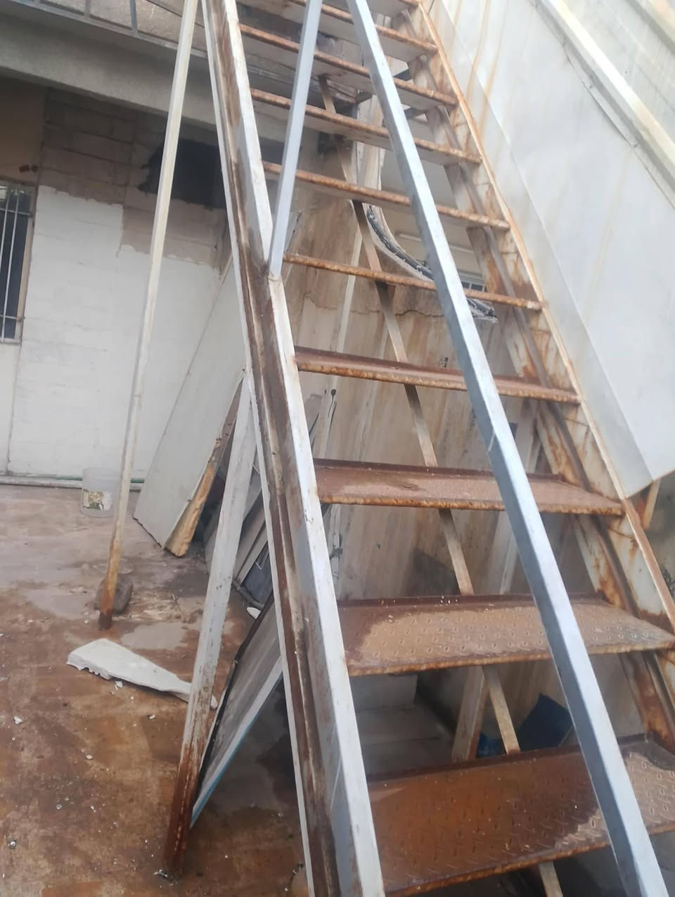 السلام عليكم اخوان درايج حديد مع واجهة محل حديد خير من الله وكلو ثقيل قيم بما يرضي الله العنوان حي النور ***********
