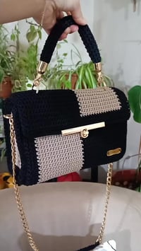 شنطة هاند ميد • ابيض واسود • تفاصيل ذهبية