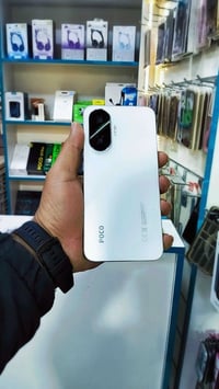 بوكو f7 256 نظافة 💯  كامل ملحقات  بطاريه 100 السعر 415 توصيل لكل العرا...