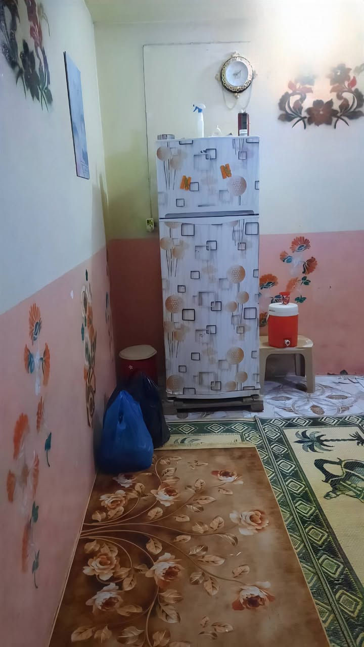 اللهم صلِّ على محمد وآل محمد
بيت للبيع مساحة 77متر واجهة 7ونزال11متر  طابقين  طابو صرف...... تفاصيل البيت
⭕غرفة نوم
⭕استقبال 
⭕صالة
⭕مطبخ 
⭕صحيات+ممر 7 متر
⛪⛪⛪الطابق الثاني ⛪⛪⛪
⭕غرفة +بيتونة +سطح ثاني فوق الغرفة والبيتونة
بناء حديث 2020 عكادة
🏴العنوان... الديوانية حي الصدر الرابع قرب مدرسة العراق  متوفرة كافة الخدمات البيت طابو صرف
السعر،،،،، 75مليون قابل للتفاوض
رقم صاحب الدار   
*********** مكلف بالنشر
