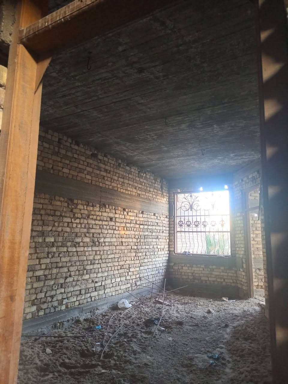 #هيكل_سكني_للبيع_طابقين 
طابو صرف

* 📍 العنوان: #حي_الفرات
شارع مسجد الرسول الاعظم من جهت شارع الصب 

* 📐 المساحة: 200 متر
* 📏 الواجهة: 10 متر

تفاصيل البناء:

🔹 الطابق الأول:

* غرفتين نوم
* صالة مع استقبال
* مطبخ
* صحيات داخلية وخارجية
* كراج

🔹 الطابق الثاني:

* ثلاث غرف نوم مع غرفه نوم نضام سويت
* صالة كبيره
* صحيات

الطابق الثالث 
صاله كبيره مع سطح

🔺#للاستفسار_اكثر_***********
