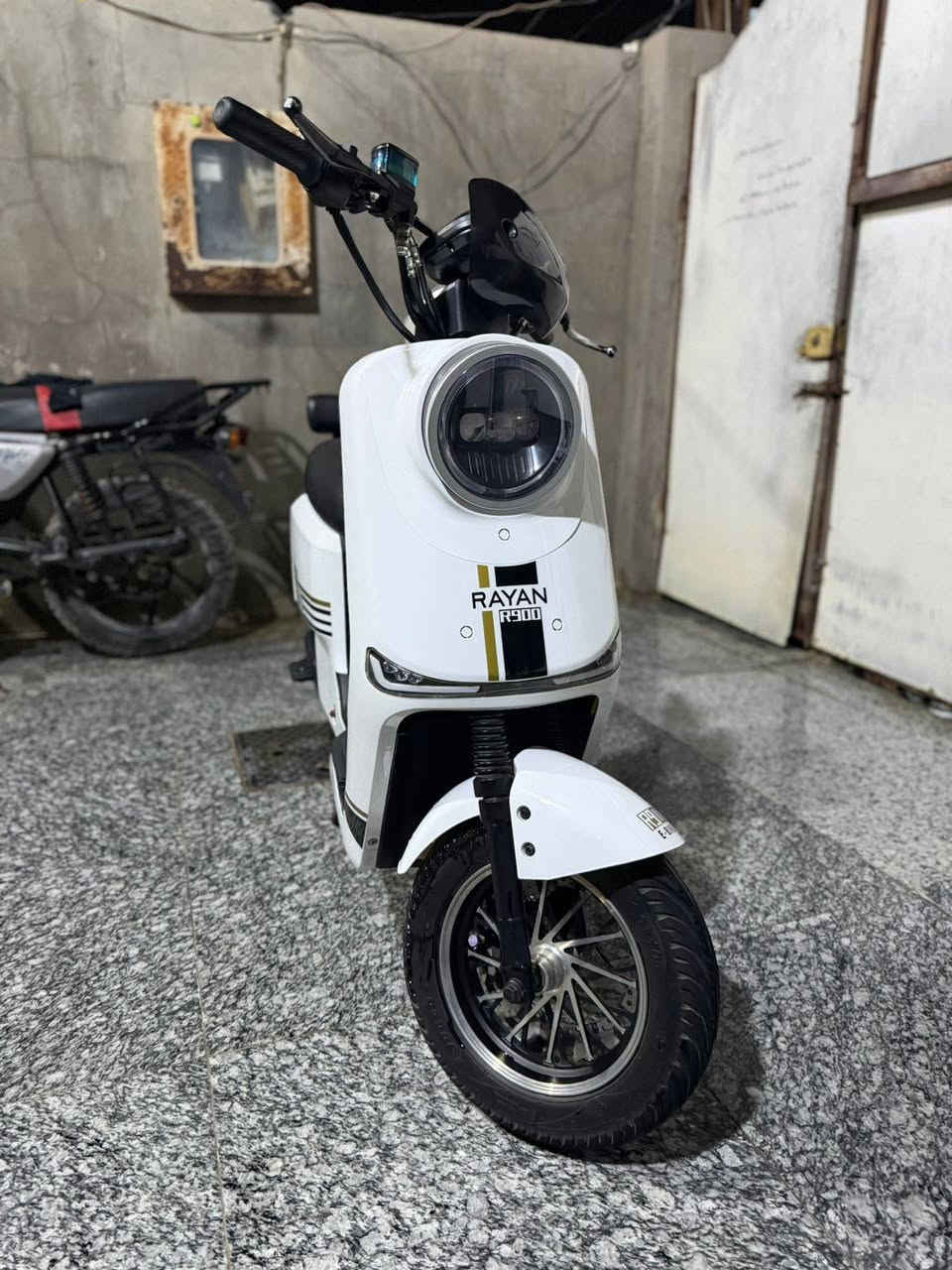 سلام عليكم دراجه r900للبيع لدراجه5 بطاريات كبار مواصفات:فجوج بريك أمامي خلفي .بصمات اثنين. رجوع للخلف. شاشه تطلع لعطال بيها. وغيرها ) لسعر 540 وبيها مجال
سلام عليكم دراجه r900للبيع لدراجه5 بطاريات كبار مواصفات:فجوج بريك أمامي خلفي .بصمات اثنين. رجوع للخلف. شاشه تطلع لعطال بيها. وغيرها ) لسعر 540 وبيها مجال 
لمكان حله حي لعسكري***********
