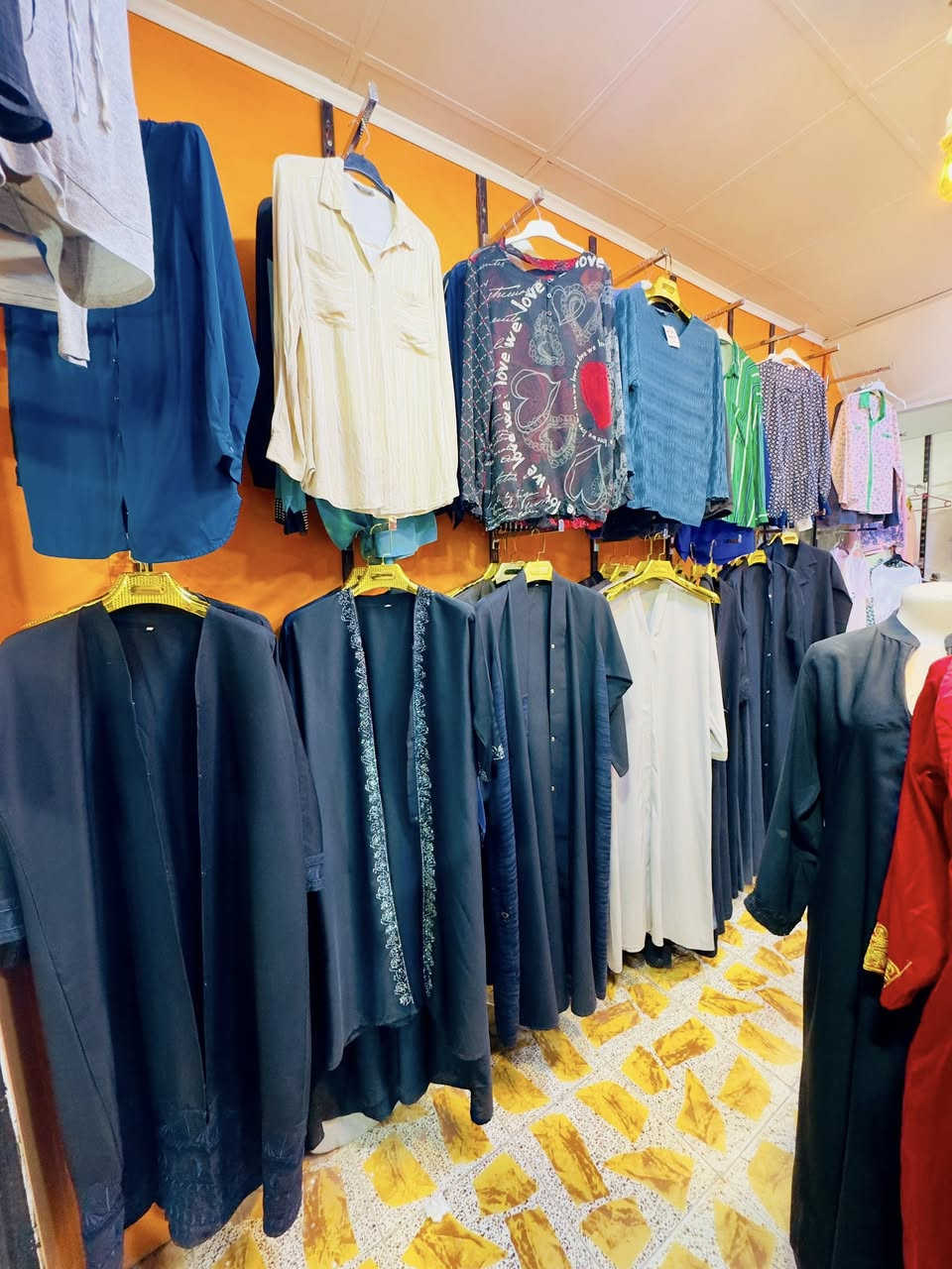سڵاو بەڕێزان ، ئەشیای ئەم دوکانە هەمووی ئەفرۆشم جلەکان  پارچەی ٢٥٠ دینار ئەکەوێ و بوکەڵە و نیوو بووک و عەلاگەی جل هەڵواسین  گۆڵد و ئاسایی تیایە توڵی سەر دیوارەکان و ئاسنەکانی و سەلەی بابەتی هەڕاجی و ئوتووی بۆیلەر قیاس مامناوەند هەندێک شتیتر

 لە کەلارم هەر کەس ویستی یان سەردان بکەن یان مەسج بنێرن 
ژمارەی وەتس ئاپ ***********
