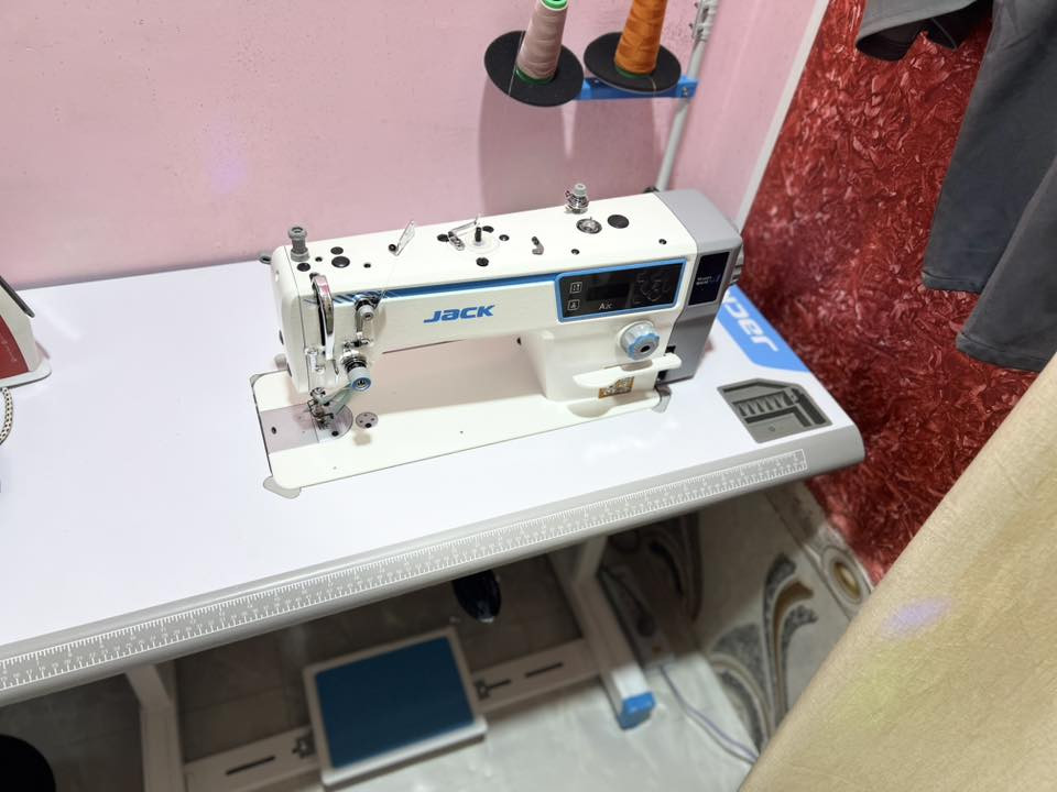 مكينه خياطه مع ميزها ماركه جاك يابانيه جديده اشتريتها قبل أسبوع 420 بعدها بضمانها 2 سنه اريدها 400 وبيها مجال للطيبين رقمي *********** مكان قرنه هور سعد
