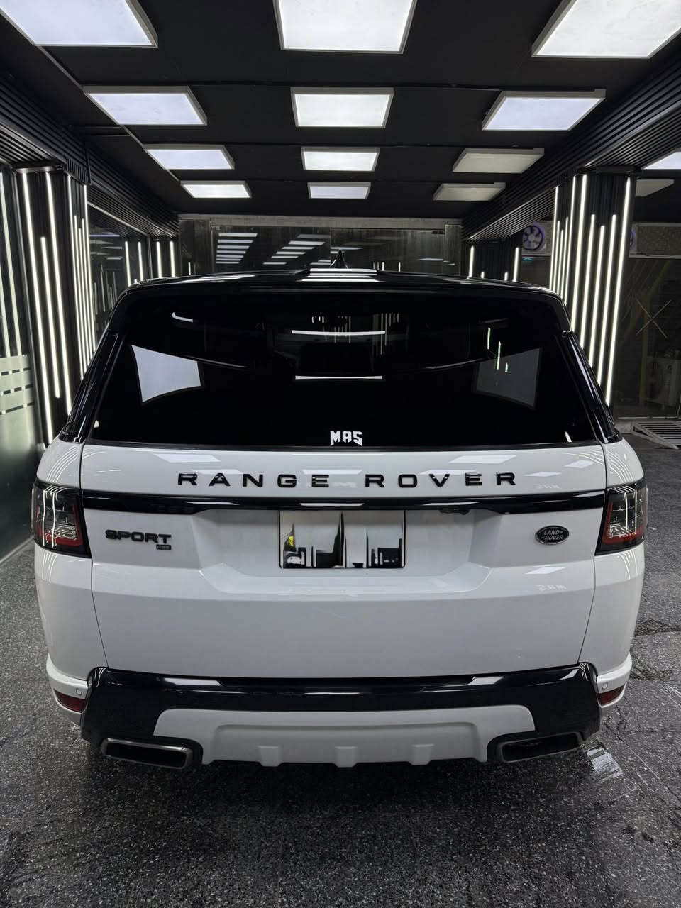 اجدد و ارخص رانج سبورت بالعراق كلة 🔥
2020 امريكي فول مواصفات داخل احمر 
السيارة ضررها من امريكا بنيد مبدل نفس اللون السيارة كلها مكفولة من الصبغ و البارد و الشواصي و اللغود و كلشي مكفول بيها ماشية 44 الف و مابيها اي نقص او صرفيات 
حتى تخم تايرات جديد بيها 
السعر 42,500$ و بيها مجال بسيط للشراي 
للتواصل على الرقم او واتس اب فقط 
*********** 
السيارة موجودة في بغداد القادسية
