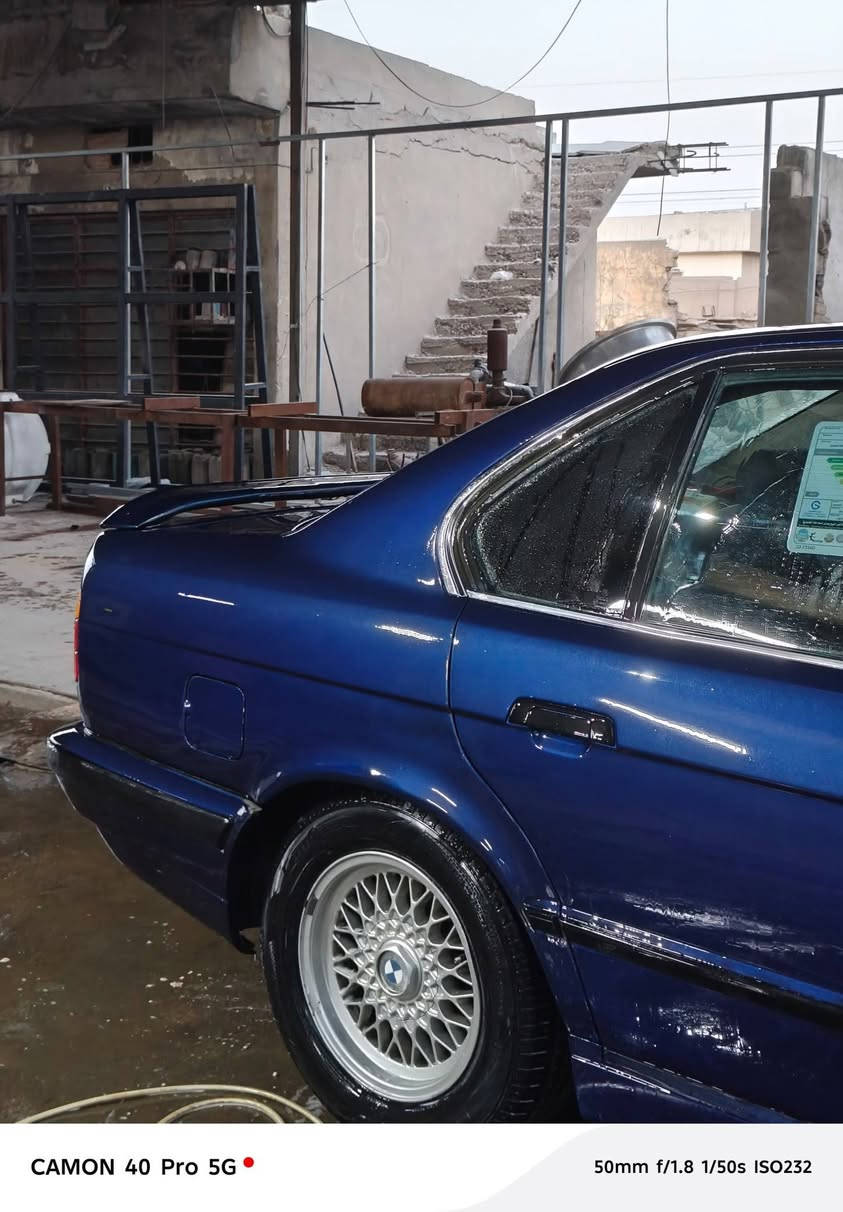 للبيع bmw 525 موديل 1992 مفتوح 
رقم بغداد باسمي تحويل ثاني يوم معمرة ومصبوغة عام شواصي ولغود وتكم مكفول 
نصبتها حلوة السيارة التبريد شغال مكينة بيها خيط تبيخر الكير مكفول السيارة بيها شاشة وكامرة صدرها جيد 
السعر ٤٥ وبيها مجال
مكانها بغداد غير متواجد على الفيسبوك الشراي يتصل 
رقم الهاتف ***********
