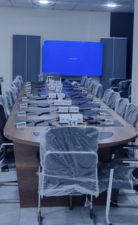 للبيع ميز اجتماع قياس 6 ونص متر وعرض مترين بسعر مناسب للاستفسار الاتصا...