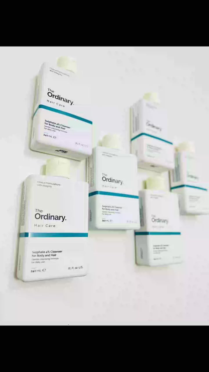 منظف السلفات 4% للجسم والشعر (Sulphate 4% Cleanser for Body and Hair) من علامة The Ordinary. 
يُعد هذا المنتج تركيبة "2 في 1" مصممة لتنظيف الشعر والبشرة بفعالية ولطف، حيث يتميز بتركيز منخفض من مادة SLES-2 (كبريتات لوريث الصوديوم) لتقليل احتمالية التهيج. 
أبرز مميزات المنتج:
تنظيف لطيف: يزيل الزيوت والأوساخ بفعالية دون التسبب في جفاف الجلد أو الشعر.
آمن للشعر المصبوغ: تركيبته المعتدلة تحافظ على لون الشعر المصبوغ ولا تؤدي لتلاشيه.
خالٍ من العطور: صُمم ليكون مناسباً للاستخدام اليومي لجميع أنواع البشرة والشعر.
متعدد الاستخدامات: يعمل كشامبو للشعر وغسول للجسم في آن واحد. 
طريقة الاستخدام:
يوضع المنتج على الشعر والجسم المبلل.
يُدلك للحصول على رغوة، مع مراعاة أن رغوته خفيفة مقارنة بالمنظفات التقليدية.
يُشطف جيداً بالماء.
يُنصح بإجراء اختبار بقعة (Patch Test) قبل البدء في استخدامه بشكل كامل.

قطعة / 20


**إذا كنت صاحب هذا الإعلان وتريد حذفه لأي سبب، رجاءا أرسل رسالة إلى الدعم الفني**