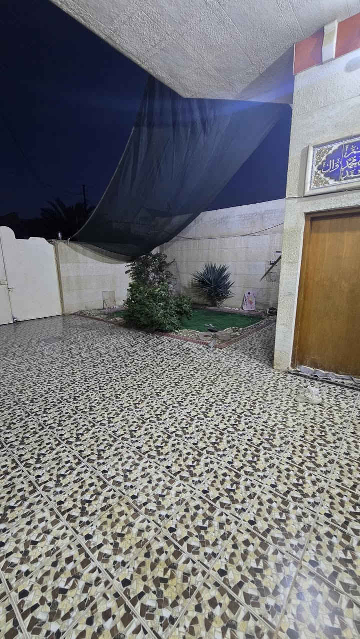 سلام عليكم
منزل للبيع طابقين
الموقع صلاح الدين قضاء بلد حي الصمود قرب منزل الاستاذ مالك لفته
جنس عقار كلك
المساحه ٢٠٥ متر 
يحتوي الطابق الأول على
كراج
حديقه
استقبال
مطبخ
صاله
غرفتين منام
صحيات داخليه وخارجيه
طابق ثاني يحتوي على
غرفتين منام وصاله
خدمات متكامله كهرباء ماء اساله تبليط مجاري رصيف 
للاستفسار الاتصال على الأرقام التاليه
***********
***********
او مراجعة مكتب التمار للعقار الواقع شارع المحطه محلات الحاج عدنان
