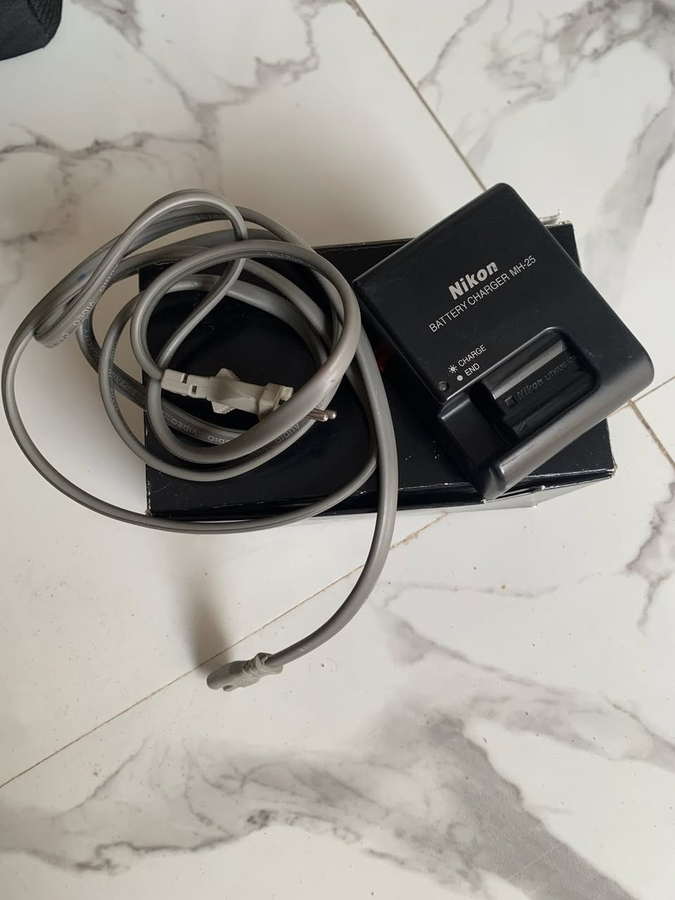 كامره نيكون D7100 كامل ملحقات
زوم 18-140
شاحنه وبطاريه 
جنطه خاصه بالكامره
ناقل للصور
وستان ثلاثي
والكامره استعمال شخصي وممتعبه 
متواجد على هذا الرقم ***********
