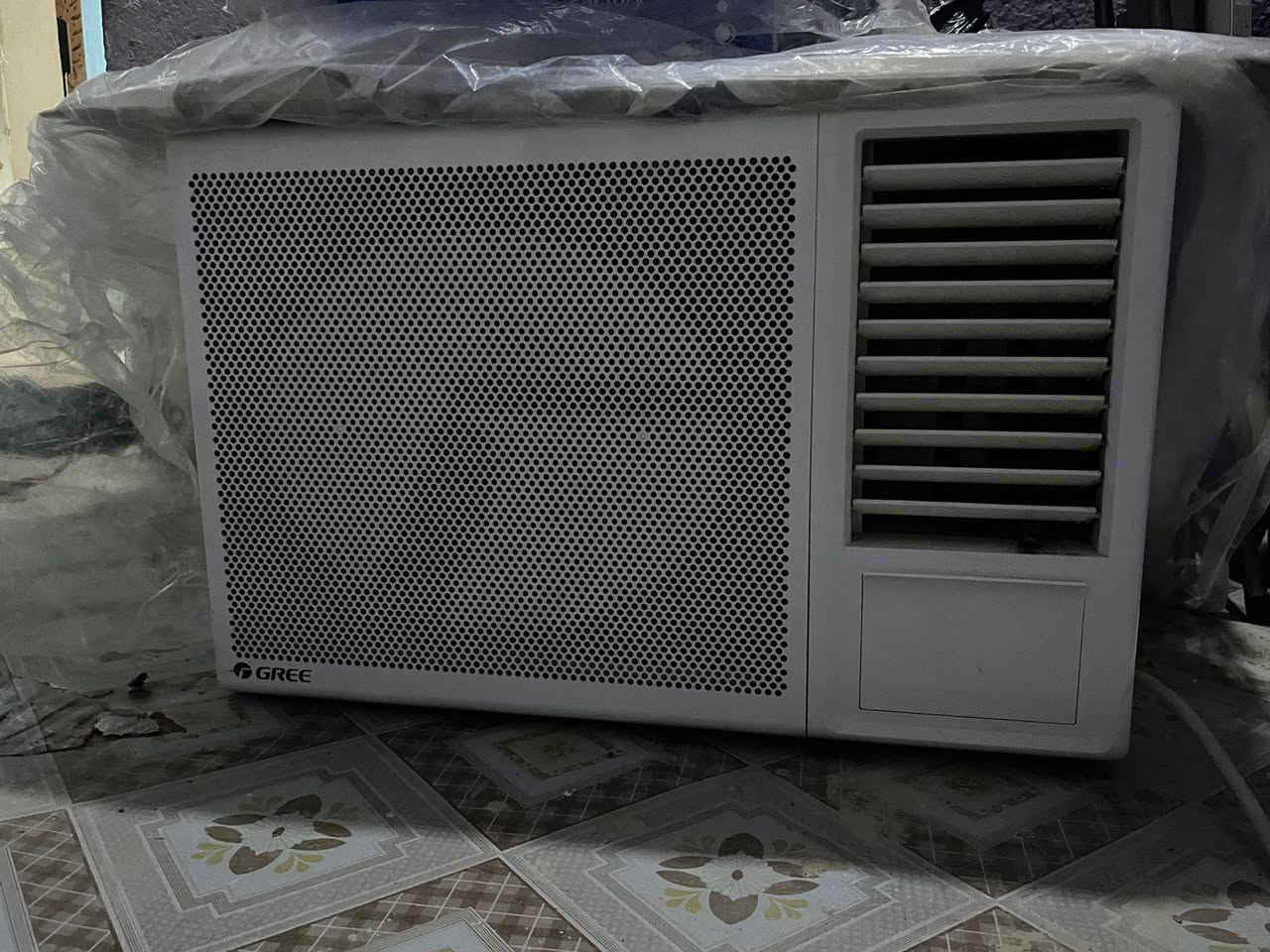 مكيف كري طن و نص نضيف السعر 300 وبي مجال البصرة ابو الخصيب ***********
