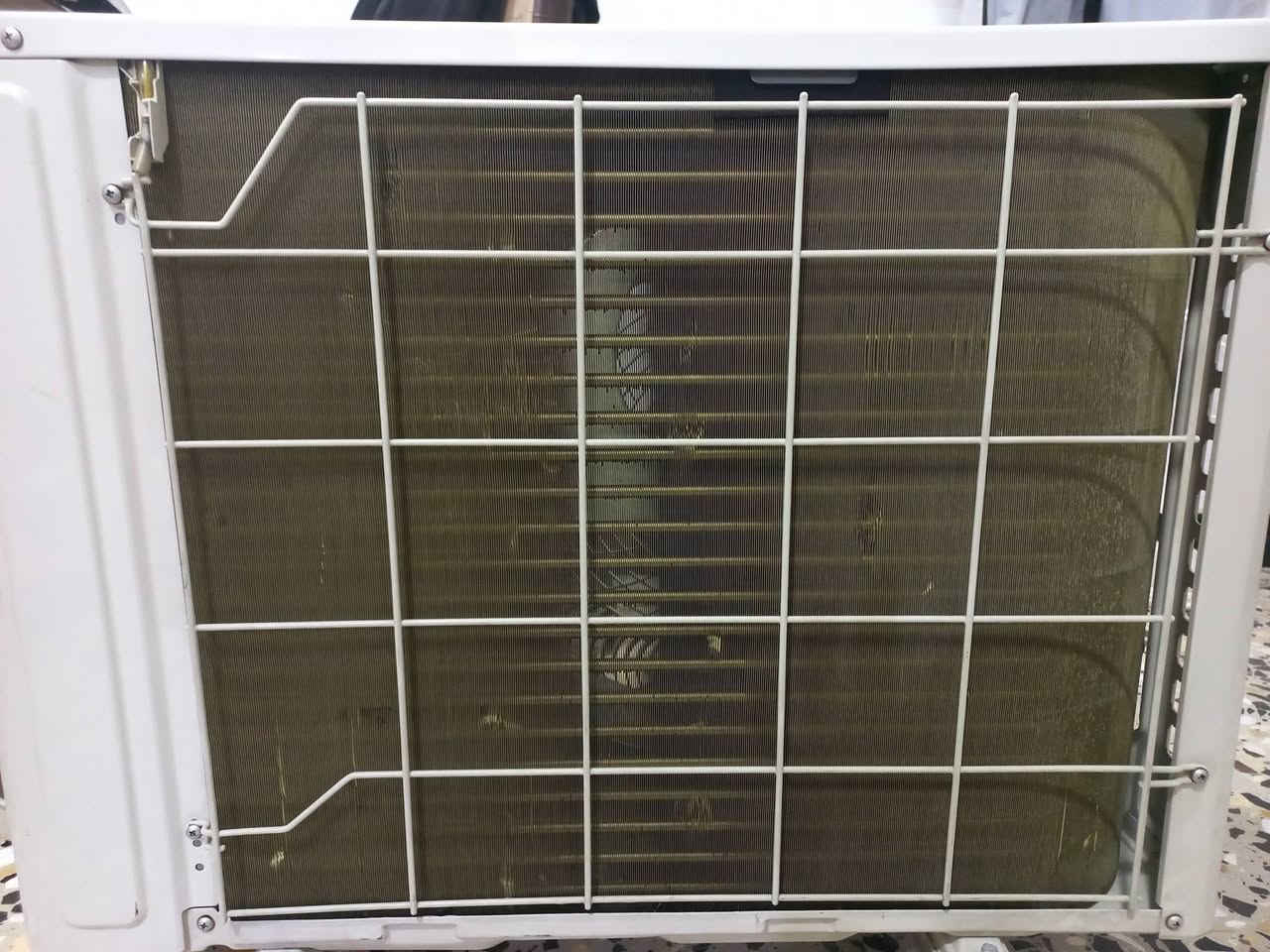 السلام عليكم 
عندي سبلت TCL واحد طن للبيع كامل ملحقاتة مكفول من التصليح نظافة فول مستعمل اشهر يشتغل ع السحب تحكم أمبيرية 2 أمبير 4 أمبير 
السعر 300 الف  
للتواصل ع الرقم ***********
