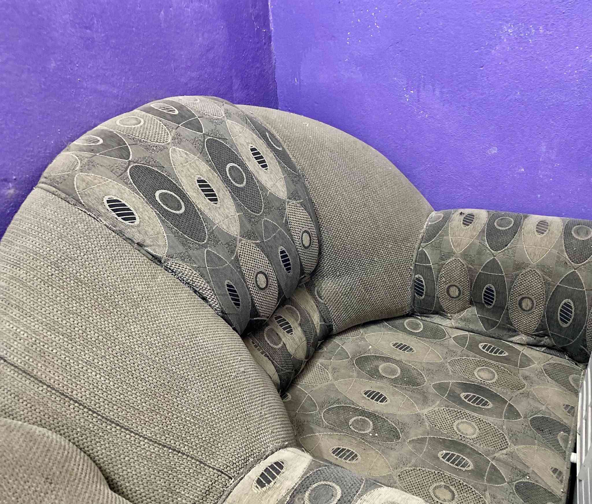 تخم للبيع بسعر مناسب جدا 150 الف وبي مجال  متكون من 10 مقاعد نظافةًً كما موضح في الصور للاستفسار *********** 
قضاء القاسم ع
