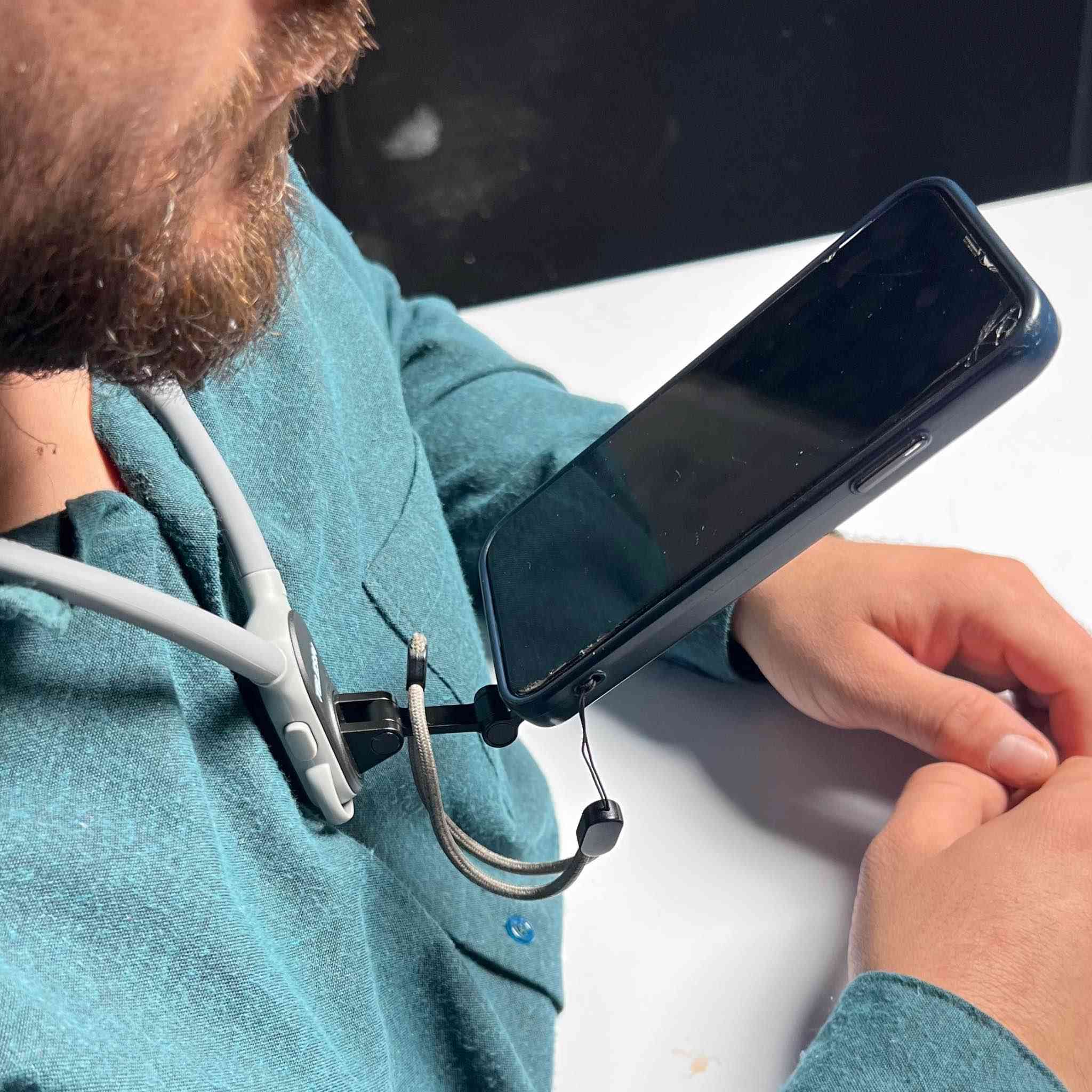 📱 حامل هاتف مغناطيسي للرقبة (MNM-001)

حامل عملي يثبت حول الرقبة ويخليك تستخدم الموبايل بدون استخدام اليدين – مثالي للتصوير، مشاهدة الفيديو أو استخدام الهاتف أثناء الحركة.

المميزات:
• تثبيت مغناطيسي قوي للهاتف  
• تصميم يُلبس حول الرقبة لراحة أكبر  
• مناسب لتصوير المحتوى ومشاهدة الفيديو  
• خفيف الوزن ومريح للاستخدام الطويل  
• قابل للتعديل ليناسب جميع الأعناق  
• سهل الحمل والتخزين  

📱 متوافق مع الهواتف التي تدعم المغناطيس أو الحلقة المغناطيسية.

للطلب والاستفسار راسلونا على الخاص 📩 بغداد, العراق


**إذا كنت صاحب هذا الإعلان وتريد حذفه لأي سبب، رجاءا أرسل رسالة إلى الدعم الفني**