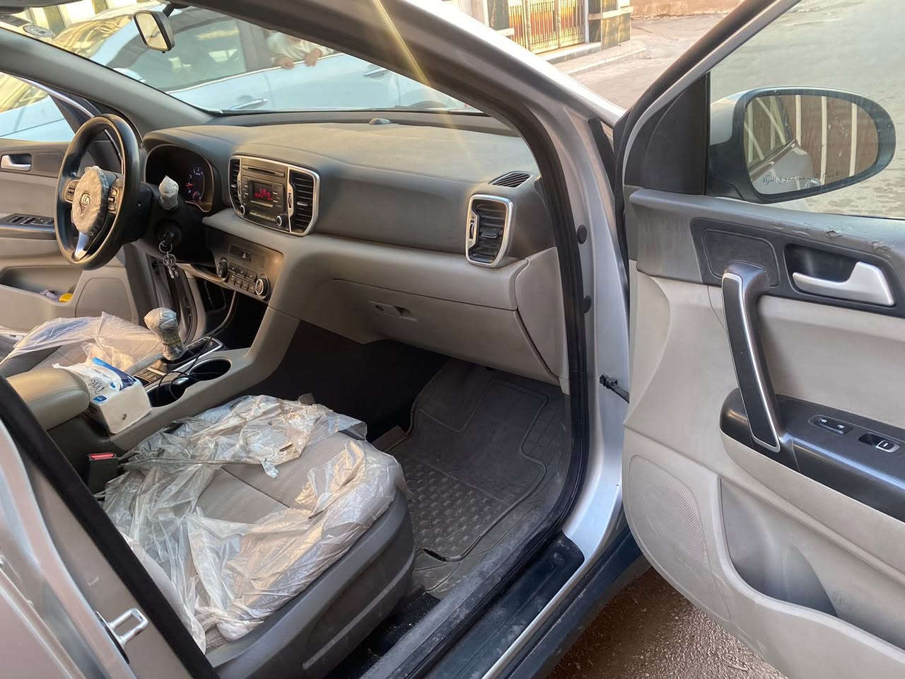 السلام عليكم اخوان 
عندي كيا سبورتج موديل 2019 خليجي رقم أربيل لجديد بسمي تحويل ثاني يوم 
المراصفات نص فول  محرك 2400 GDl 
سياره حلوه وجديده كلش  مكفوله كفاله عامه عده لبنيد مفتوح وبي كلير فقط 
مكاني بغداد لحبيبيه رقم لهاتف ***********  اخوان اني مكلف بل نشر
