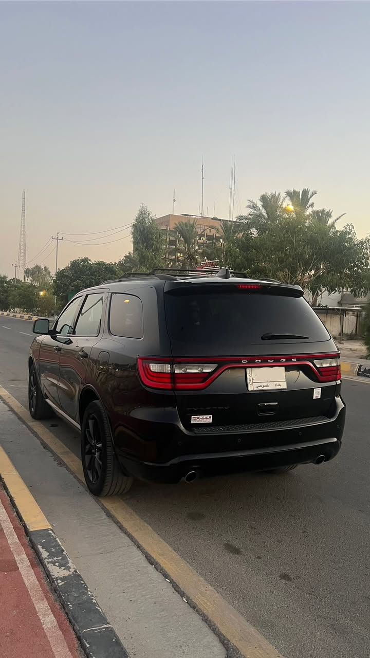 دودج دورانجو 2017 
مواصفات GT BLACK EDITION 
مقاعد vip مفصول 
فول مواصفات داخل جلد 
فتحه سقف 
حساسات 
كشنات خزن 
وارد امريكي بدون حادث 
تقرير تخريب فقط 
هنا بالعراق طخه خفيفه بالچامرلغ الايمن الامامي بدون ايرباگات 
السياره جدا نظيفه ومكفوله 
رقم بغداد 
ماشيه 187,000 كيلو 
السعر للشراي هذا الرقم 
***********
