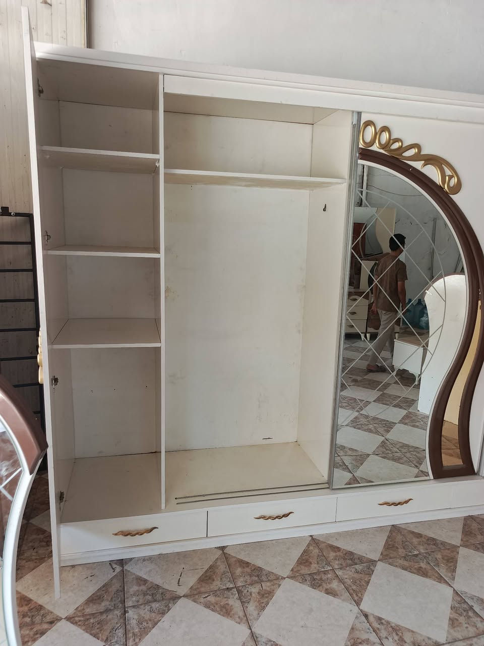 غرفه نوم تركيه 8 قطع 
📍 الموقع: كركوك – شارع صلاح الدين (خان تمر) – قرب ماركت صباح.
📞 للإستفسار والحجز المباشر:
هاتف: ***********
واتساب: ***********
📱 تابعونا للمزيد من العروض الحصرية:
تيك توك & إنستغرام: aslan_kirkuk
🚚 التوصيل: متوفر داخل كركوك فقط.
🔄 ملاحظة: (إذا عندك غرفة تريد تبيعها.. نحن نشتري غرف النوم والأثاث المستعمل أيضاً! أرسل لنا الصور على الخاص أو الواتساب ونعطيك أفضل سعر).
معرض أصلان.. نورتونا، وبيتنا بيتكم! 🦁🌹
