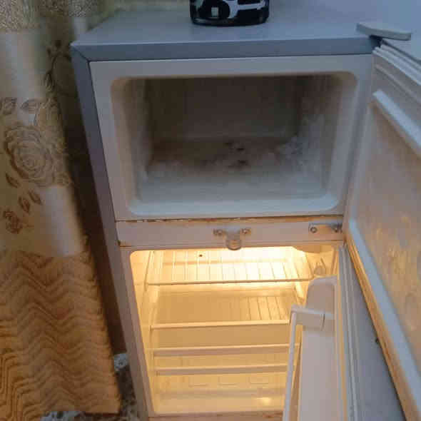 السلام عليكم عندي هاي الثلاجه للبيع السعر ١٢٥ وبيها مجال الاتصال،***********
