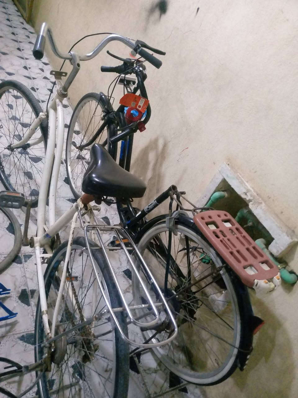 السلام عليكم بايسكلات اثنين للبيع 2 وغراض بايسكلات تعميره مرتبه اللي يحب يتواصل وياهى ابيع طقه واحده كلهن 125 مجالها قليل مكان النجف كل الغراض مع البايسكلات


**إذا كنت صاحب هذا الإعلان وتريد حذفه لأي سبب، رجاءا أرسل رسالة إلى الدعم الفني**